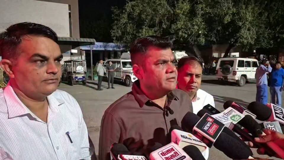 क्या कहते हैं डीएसपी अनूप कुमार....
भिवानी-हांसी मार्ग पर स्पीड ब्रेकर से उछलकर पलटी निजी बस, दो की मौत
प्रेम नगर के पास हुआ हादसा, एक दर्जन से अधिक घायल अस्पताल पहुंचे; सरपंच ने बस की तेज रफ्तार को बताया हादसे की वजह
भिवानी।
भिवानी-हांसी मार्ग पर शुक्रवार शाम प्रेम नगर गांव के पास सवारियों से भरी एक निजी बस पलट गई। हादसे में गांव प्रेम नगर निवासी छात्र मोहित की मौत हो गई, जबकि बस में सवार एक दर्जन से अधिक यात्री घायल हो गए। हादसे के बाद मौके पर चीख-पुकार मच गई और आसपास के लोग घायलों की मदद के लिए जुट गए। सूचना मिलते ही पुलिस टीम मौके पर पहुंची। घायलों को उपचार के लिए भिवानी के नागरिक अस्पताल पहुंचाया गया।
मिली जानकारी के अनुसार, निजी बस नंबर HR 61 E 3024 भिवानी से हांसी की ओर जा रही थी। प्रेम नगर के पास बस स्पीड ब्रेकर से उछलकर अनियंत्रित हो गई और सड़क पर पलट गई। हादसे में बस में सवार कई यात्रियों को चोटें आईं। घटना के बाद स्थानीय लोगों ने राहत एवं बचाव कार्य में मदद की और घायलों को अस्पताल पहुंचाने का प्रयास किया।
पीएमटी की कोचिंग लेने भिवानी आता था मोहित
हादसे में जान गंवाने वाला मोहित गांव प्रेम नगर का रहने वाला था। वह भिवानी में पीएमटी की कोचिंग लेने आता था। गांव के सरपंच राजेश के अनुसार, मोहित ने बस चालक से उतरने के लिए कहा था। आरोप है कि इसके बावजूद बस की गति बढ़ा दी गई। इसी दौरान तेज रफ्तार बस स्पीड ब्रेकर से उछलकर पलट गई। हादसे के वास्तविक कारणों की पुष्टि पुलिस जांच के बाद ही हो सकेगी।