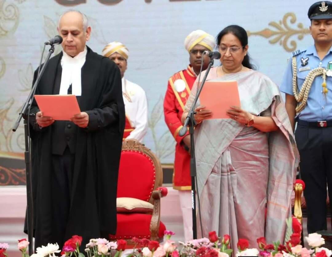 डॉ. सुधा यादव ने कर्नाटक के माननीय गवर्नर के तौर पर शपथ ली
कर्नाटक हाई कोर्ट के माननीय चीफ जस्टिस, जस्टिस विभू बाखरू ने डॉ. सुधा यादव को कर्नाटक के माननीय गवर्नर के तौर पर पद और गोपनीयता की शपथ दिलाई।
