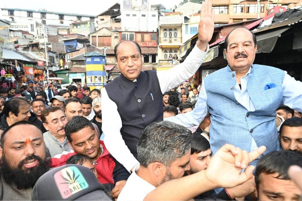 सारी योजनाएं बंद करके, गारंटियां भूल नए जिले बनाने का शिगूफा छोड़ रहे हैं मुख्यमंत्री : जयराम ठाकुर
पंचायत चुनाव में बता दिया जनता का मूड, तय है प्रदेश से सुक्खू की विदाई
देशवासी प्रधानमंत्री मोदी के साथ, सीनियर सिटीजन बनने की उम्र में युवा बनकर घूम रहे हैं राहुल गांधी
टैक्सी परमिट की अवधि 15 साल करने का वादा पूरा, केंद्र के समक्ष मजबूती से उठाया था मामला :
चंबा टुडे चैनल
काकू खोखर ब्यूरो
चंबा: पूर्व मुख्यमंत्री एवं नेता प्रतिपक्ष जयराम ठाकुर चंबा प्रवास पर हैं। इस दौरान वह भटियात और चंबा विधानसभा क्षेत्र में आयोजित नवनिर्वाचित जनप्रतिनिधि सम्मान सम्मेलन में शामिल हुए। उन्होंने सभी नवनिर्वाचित जनप्रतिनिधियों को सम्मानित करते हुए उनके दायित्वों के लिए शुभकामनाएं दीं और लोकतंत्र की पहली इकाई को विकास की धारा में आगे बढ़ाने तथा सभी की भलाई के लिए काम करने का अनुरोध किया। साथ ही उन्होंने कहा कि जिस तरह पंचायती राज संस्थाओं और नगर निकायों के चुनाव में कांग्रेस का सूपड़ा पूरी तरह साफ हो गया है, उसी तरह आगामी विधानसभा चुनाव में भी कांग्रेस कहीं नजर नहीं आनी चाहिए। इसके लिए जरूरी है कि सभी लोग एकजुट होकर पार्टी के हित में काम करें। जयराम ठाकुर ने जनसभा को संबोधित करते हुए सुक्खू सरकार पर जमकर निशाना साधा। उन्होंने पूरे देश में अराजकता फैलाने के लिए राहुल गांधी और कांग्रेस को भी आड़े हाथों लिया।
जयराम ठाकुर ने कहा कि व्यवस्था परिवर्तन के नाम पर सरकार चला रहे मुख्यमंत्री सुक्खू पूर्व सरकार द्वारा चलाई जा रही गृहिणी सुविधा, शगुन, सहारा, हिमकेयर और स्वावलंबन जैसी योजनाओं को बंद कर चुके हैं। सत्ता में आने के बाद से अपनी गारंटियों का नाम नहीं लेते हैं और अपने घोषणा पत्र को पलटकर कभी देखा तक नहीं है। विधानसभा चुनाव सिर पर आ गए हैं तो अब नए जिले बनाने का शिगूफा छोड़ रहे हैं। हाल ही में हुए पंचायती राज और स्थानीय निकायों के चुनाव में प्रदेश के लोगों ने अपना मूड बता दिया है। अब मुख्यमंत्री कुछ भी कर लें, लोगों को बरगलाने के कितने भी प्रयास कर लें, उससे कुछ भी नहीं होने वाला। अब कांग्रेस सरकार की विदाई की शहनाई बज चुकी है। प्रदेश के लोग इस सरकार के जाने का बेसब्री से इंतजार कर रहे हैं। पंचायत चुनाव के मामले में वह सही थे। उन्हें पता है कि तालाबंदी के अलावा उन्होंने चार साल में कोई काम नहीं किया, इसलिए प्रदेश के लोग भी कांग्रेस की तालाबंदी करेंगे। इसीलिए उन्होंने पंचायत चुनाव रोकने के लिए हर संभव षड्यंत्र किया। लेकिन भारतीय जनता पार्टी ने संविधान की रक्षा के लिए सर्वोच्च न्यायालय तक लड़ाई लड़ी और सरकार को चुनाव करवाने के लिए विवश किया।
जनसभा को संबोधित करते हुए जयराम ठाकुर ने राहुल गांधी को भी आड़े हाथों लेते हुए कहा कि 50 से ज्यादा की लॉन्चिंग फेल होने के बाद अब राहुल गांधी देश में अराजकता का माहौल खड़ा करके सत्ता हासिल करना चाहते हैं। उन्हें यह याद रखना चाहिए कि देश की जनता, देश के युवा और देश की जेन-ज़ी प्रधानमंत्री नरेंद्र मोदी के साथ हैं। देश की जनता जागरूक है। जिन लोगों ने कांग्रेस और उससे पहले की भ्रष्टाचार और अराजकता में आकंठ डूबी सरकारों को देखा नहीं होगा, उन्होंने उनके बारे में पढ़ा और जाना जरूर है। आज देश का युवा देख रहा है कि मेरा देश बदल रहा है। फ्रैजाइल फाइव से टॉप फोर इकोनॉमी तक का सफर हो या देश का दुनिया के हर क्षेत्र में उत्कृष्ट प्रदर्शन, या विश्व में सबसे तेजी से बढ़ती अर्थव्यवस्था के आंकड़े—सीनियर सिटीजन होने की उम्र में युवा नेता बनकर घूम रहे राहुल गांधी के झूठ में दब नहीं पाएंगे। देश की भावनाएं और देशवासियों का आशीर्वाद प्रधानमंत्री के साथ है, इसलिए कांग्रेस अपनी कुंठा से बाहर निकलकर देश को अराजकता की आग में झोंकने का प्रयास करने से बाज आए।
टैक्सी परमिट की अवधि 15 साल करने का वादा पूरा, केंद्र के समक्ष मजबूती से उठाया था मामला : जयराम ठाकुर
शिमला। नेता प्रतिपक्ष जयराम ठाकुर ने कहा कि टैक्सी परमिट की समय सीमा 12 साल से बढ़ाकर 15 साल करवाने का वादा करते हुए उन्होंने 28 अगस्त को प्रदेश के टैक्सी ऑपरेटर्स यूनियन का अनशन समाप्त करवाया था। आज यह वादा पूरा हुआ है। उन्होंने कहा कि हमने अपनी ओर से जो संभव था, वह किया और केंद्र सरकार के समक्ष टैक्सी ऑपरेटरों की पूरी बात रखी। प्रदेश सरकार यदि पहले से ही पूरी ईमानदारी और गंभीरता से प्रयास करती, तो यह काम बिना किसी आंदोलन और अनशन के भी हो सकता था।
जयराम ठाकुर ने कहा कि हिमाचल प्रदेश एक पर्यटन आधारित राज्य है और पर्यटन को बढ़ावा देने में टैक्सी ऑपरेटरों की महत्वपूर्ण भूमिका है। कोरोना काल में जब पाबंदियों के कारण पर्यटन ठप पड़ गया था, टैक्सियां नहीं चल रही थीं और परिवहन क्षेत्र प्रभावित हुआ था, तब उनकी सरकार ने ऑपरेटरों की समस्याओं को समझते हुए टैक्सियों, बसों और ट्रकों का दो साल का टैक्स माफ किया था। इतना ही नहीं, जिन ऑपरेटरों ने पहले ही टैक्स जमा करवा दिया था, उन्हें उनका पैसा वापस भी किया गया था।