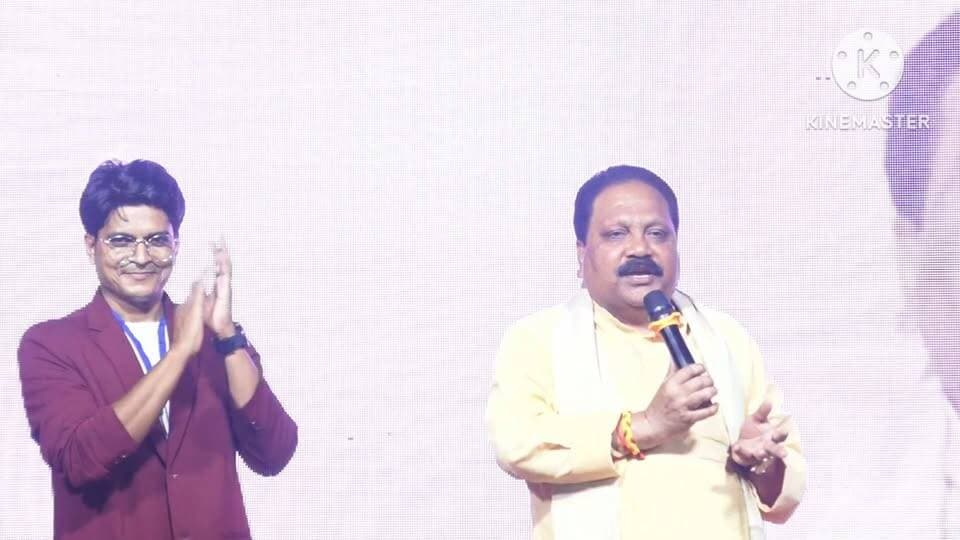 बीते 10 अक्टूबर को अररिया के नेताजी सुभाष स्टेडियम में आयोजित सनसिटी न्यूज़ बिहार के स्थापना दिवस समारोह में ऑल इंडिया मुशायरा सह कवि सम्मेलन के साथ नशामुक्ति को लेकर विचार गोष्ठी का आयोजन किया गया। कार्यक्रम में अररिया के माननीय सांसद श्री प्रदीप कुमार सिंह ने शिरकत कर लोगों को नशे के दुष्प्रभावों के प्रति जागरूक किया और नशामुक्त समाज बनाने का संदेश दिया। साथ ही उन्होंने सनसिटी न्यूज़ बिहार के संस्थापक अलाउद्दीन खान के इस सराहनीय प्रयास की प्रशंसा करते हुए उनका शुक्रिया अदा किया।
🙏 आइए, हम सब मिलकर नशामुक्त समाज के निर्माण का संकल्प लें।
📺 देखिए सांसद प्रदीप कुमार सिंह का यह खास संदेश, सिर्फ सनसिटी न्यूज़ बिहार पर।
#SunCityNewsBihar #PradeepKumarSingh #नशामुक्तिबिहार #नशामुक्तसमाज #ArariaNews #AlauddinKhan