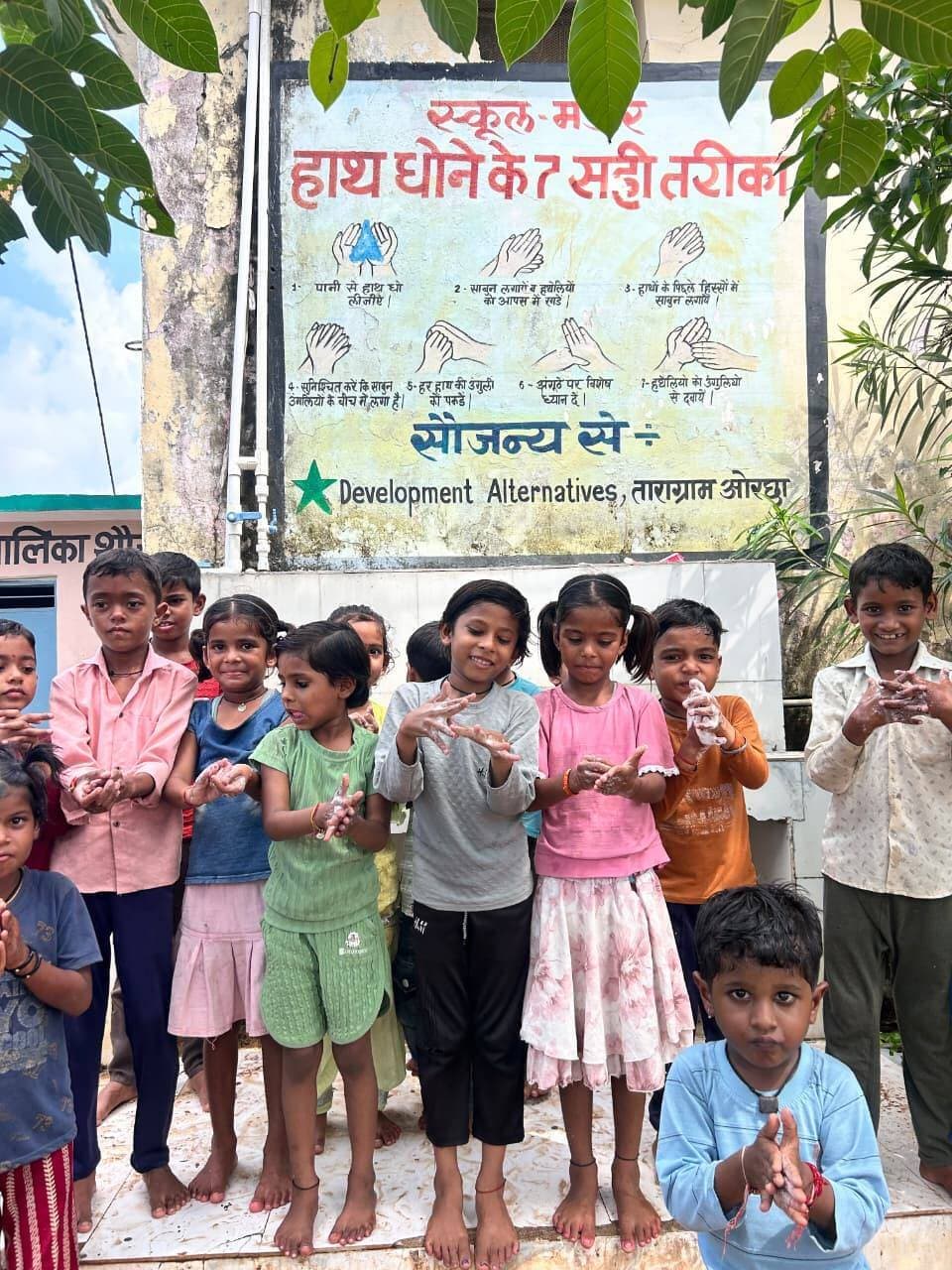 *Society for Development Alternatives (DA) - Taragram संस्थान द्वारा जल स्थायित्व बुंदेलखंड कार्यक्रम के अंतर्गत हैंडवॉश गतिविधि का आयोजन
--
बुंदेलखंड क्षेत्र में जल सुरक्षा और स्वच्छता को सुदृढ़ करने के उद्देश्य से Society for Development Alternatives (DA) के Taragram संस्थान द्वारा संचालित 'जल स्थायित्व बुंदेलखंड कार्यक्रम' के अंतर्गत निवाड़ी जिले के विभिन्न ग्रामों में स्वच्छता जागरूकता अभियान चलाया गया।
इसी क्रम में मडोर पूर्वी, तेहरका, पनयारी, डाबर रामनगर, गैलवारा खास, सकूली, सहित अन्य ग्रामों में शासकीय मिडिल एवं हाई-सेकेंडरी विद्यालयों में हैंडवॉश गतिविधि* का आयोजन किया गया।
गतिविधि का उद्देश्य:
इस गतिविधि का मुख्य उद्देश्य स्कूली बच्चों, शिक्षकों और समुदाय में व्यक्तिगत स्वच्छता, विशेषकर हाथों की सफाई के महत्व के प्रति जागरूकता लाना था। बच्चों को यह समझाया गया कि अधिकांश बीमारियाँ गंदे हाथों से फैलती हैं और सही तरीके से हाथ धोने से उन्हें रोका जा सकता है।
गतिविधि के मुख्य बिंदु:
सही तरीका का प्रदर्शन: टीम द्वारा बच्चों को हाथ धोने के 7 चरणों (Steps of Handwashing) का व्यवहारिक प्रदर्शन करवाया गया - जिसमें हथेली, उंगलियों के बीच, नाखूनों और कलाई तक की सफाई शामिल है। साबुन से कम से कम 20 सेकंड तक हाथ धोने का अभ्यास कराया गया।
बच्चों को बताया गया कि किन-किन समय पर हाथ धोना अनिवार्य है - जैसे शौच के बाद, खाना खाने से पहले, खेलने के बाद, खांसने-छींकने के बाद।
स्वच्छता और जल के संबंध पर चर्चा: जल स्थायित्व के संदर्भ में पानी के विवेकपूर्ण उपयोग और स्वच्छ जल के महत्व पर भी चर्चा की गई।
इस कार्यक्रम में संबंधित विद्यालयों के प्रधानाध्यापकों, शिक्षकों एवं छात्रों ने सक्रिय रूप से भाग लिया। शिक्षकों ने आश्वासन दिया कि वे प्रतिदिन मध्यान्ह भोजन (MDM) से पहले बच्चों से हैंडवॉश का अभ्यास करवाएंगे और इस आदत को नियमित दिनचर्या का हिस्सा बनाएंगे।
प्रधानाध्यापकों ने DA Taragram संस्थान के इस प्रयास की सराहना करते हुए कहा कि इस प्रकार की गतिविधियाँ बच्चों में बचपन से ही स्वच्छता की आदत विकसित करती हैं, जिससे वे न केवल स्वयं स्वस्थ रहते हैं बल्कि अपने परिवार और समुदाय को भी जागरूक करते हैं।
कार्यक्रम के अंत में बच्चों ने नियमित रूप से हाथ धोने और स्वच्छता बनाए रखने का संकल्प लिया।
#स्वच्छभारतअभियान #स्वच्छता #jansamparkMP #niwari