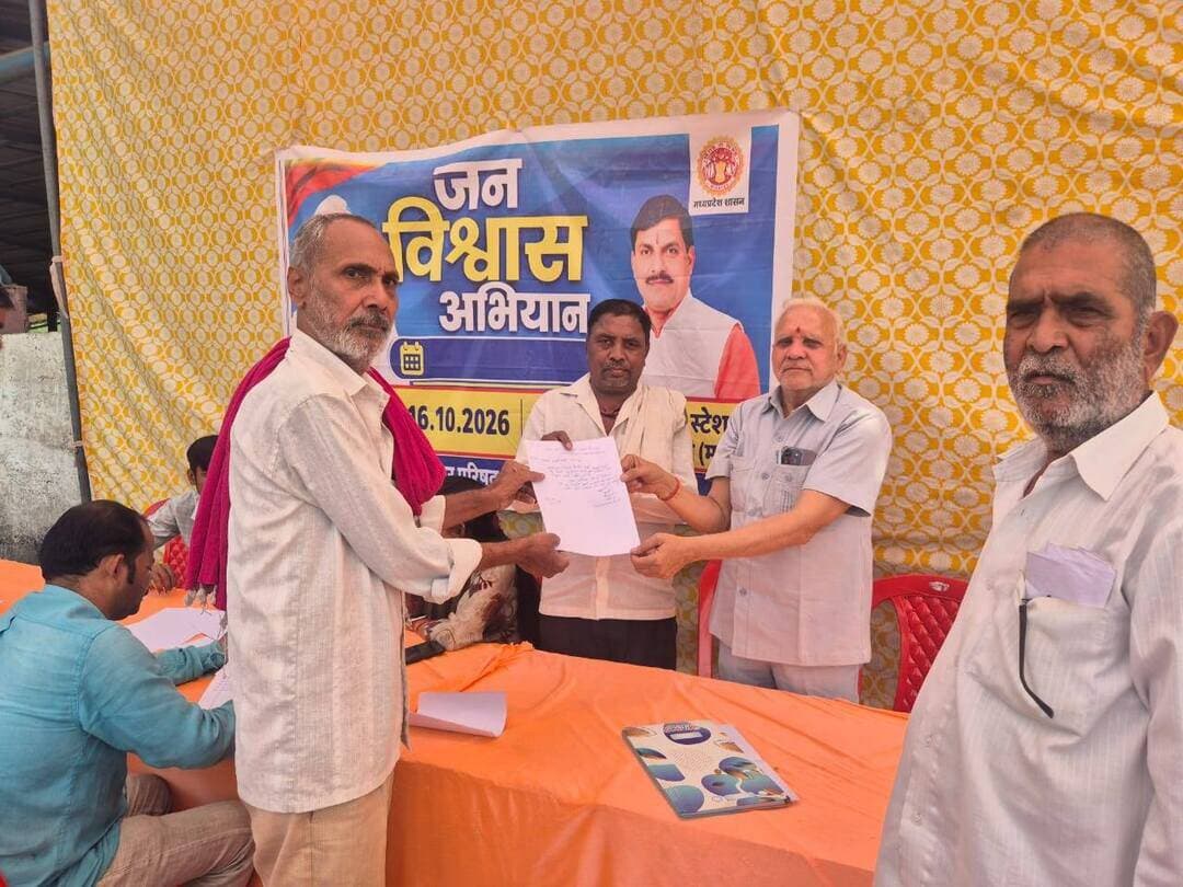 मुख्यमंत्री जनविश्वास अभियान के तहत ओरछा के वार्ड क्रमांक 1 में जनकल्याणकारी योजनाओं का शिविर आयोजित
--
मुख्यमंत्री जनविश्वास अभियान के अंतर्गत 16 अक्टूबर 2026 को नगर परिषद ओरछा द्वारा रेलवे स्टेशन स्थित वार्ड क्रमांक 1 में जनकल्याणकारी योजनाओं से संबंधित विशेष शिविर आयोजित किया गया। शिविर में नगर परिषद अध्यक्ष श्री शिशुपाल सिंह राजपूत, उपाध्यक्ष श्री अनिल यादव, श्री विवेक तोमर, श्री सोनू कड़ा, श्री किशोरी सौर, श्री सतीश केवट, मुख्य नगर पालिका अधिकारी श्री रामस्वरूप पटेरिया उपस्थित रहे।
शिविर में वार्डवासियों की समस्याएं सुनी गईं तथा उनसे संबंधित आवेदन प्राप्त किए गए। इसके साथ ही वार्ड की अन्य समस्याओं पर चर्चा कर उनके निराकरण के संबंध में जानकारी ली गई। शिविर का उद्देश्य वार्डवासियों को जनकल्याणकारी योजनाओं की जानकारी उपलब्ध कराने और उनकी समस्याओं के समाधान के लिए आवश्यक कार्रवाई करना रहा।
इस अवसर पर श्री रामकृपाल राय, श्री ओमप्रकाश राय, श्री सुरेंद्र दोहरे, श्री राजेंद्र प्रसाद, श्री सुभाष, श्री तुफेस अंसारी, श्री मंसूर अंसारी, श्रीमती मीना राय, उपयंत्री श्री सूरज गर्ग सहित नगर परिषद के विभिन्न शाखाओं के शाखा प्रभारी, वार्ड प्रभारी एवं सफाई कर्मचारी उपस्थित रहे।
CM Madhya Pradesh Jansampark Madhya Pradesh #मुख्यमंत्री_जनविश्वास_अभियान
#JanVishwasAbhiyan
#सुशासन_से_जनविश्वास #JansamparkMP #niwari