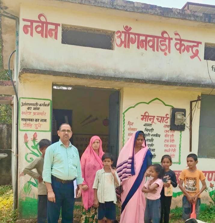 मुख्यमंत्री जनविश्वास अभियान-2026: गांवों में पहुंचकर अधिकारियों ने परखी शासकीय संस्थाओं की कार्यप्रणाली
कलेक्टर ने अधिकारियों से लिया फील्ड निरीक्षण का फीडबैक, व्यवस्थाओं की समीक्षा की
--
मुख्यमंत्री जनविश्वास अभियान-2026 के तहत जिले में प्रशासनिक निगरानी को मजबूत करने और ग्रामीण क्षेत्रों में शासकीय सेवाओं की वास्तविक स्थिति जानने के लिए अधिकारियों ने विभिन्न ग्राम पंचायतों का भ्रमण किया। इस दौरान अधिकारियों ने शासकीय संस्थाओं में पहुंचकर व्यवस्थाओं को देखा और आमजन को उपलब्ध कराई जा रही सुविधाओं की स्थिति का आकलन किया।
निरीक्षण के दौरान अधिकारियों ने विद्यालयों में शिक्षण व्यवस्था, शिक्षकों एवं विद्यार्थियों की उपस्थिति, मध्यान्ह भोजन की उपलब्धता, पेयजल, बिजली और स्वच्छता जैसे महत्वपूर्ण बिंदुओं पर जानकारी जुटाई। इसके साथ ही आंगनवाड़ी केंद्रों में बच्चों से संबंधित व्यवस्थाओं, छात्रावासों की सुविधाओं, स्वास्थ्य केंद्रों में उपलब्ध सेवाओं तथा शासकीय उचित मूल्य दुकानों के संचालन की स्थिति का भी जायजा लिया गया। इन निरीक्षणों के आधार पर संबंधित अधिकारियों ने निर्धारित प्रारूप में रिपोर्ट तैयार की।
अभियान के तहत ग्राम पंचायत बनियानी, उरदौरा, पपावानी, सुनरई, नैगुवां, नैगुवां भाटा, सकेरा खुर्द, टपरियन हड़ारन, पनिहारी, निवौरा, चंद्रपुरा, सेवरी, वागपुरा, चंद्रपुरा भाटा, धोर्रा, हमीरपुर, सरसोरा, कोटी जंगल एवं मढ़ोरी में अधिकारियों ने निर्धारित कार्यक्रम के अनुसार भ्रमण किया। इस प्रक्रिया के माध्यम से ग्रामीण क्षेत्रों में संचालित शासकीय संस्थाओं की कार्यप्रणाली और उपलब्ध सुविधाओं की जानकारी संकलित की गई।
ग्राम बनियानी में हुई निरीक्षण कार्यों की समीक्षा
विभिन्न ग्राम पंचायतों में भ्रमण के बाद अधिकारी ग्राम पंचायत बनियानी में आयोजित मुख्यमंत्री जनविश्वास अभियान के शिविर में पहुंचे। यहां कलेक्टर श्रीमती जमुना भिड़े ने अधिकारियों से उनके क्षेत्रीय भ्रमण के दौरान प्राप्त जानकारी ली और निरीक्षण रिपोर्ट की समीक्षा की। उन्होंने विभिन्न संस्थाओं में देखी गई व्यवस्थाओं तथा उपलब्ध सुविधाओं के संबंध में अधिकारियों से चर्चा कर जमीनी स्थिति की जानकारी प्राप्त की।
जमीनी स्तर पर सेवाओं की स्थिति जानने पर विशेष ध्यान
मुख्यमंत्री जनविश्वास अभियान के अंतर्गत क्षेत्रीय भ्रमण और संस्थाओं के निरीक्षण के माध्यम से प्रशासन का ध्यान केवल योजनाओं के संचालन तक सीमित न रहकर उनके वास्तविक क्रियान्वयन की स्थिति जानने पर भी केंद्रित है। विद्यालयों, आंगनवाड़ी केंद्रों, स्वास्थ्य संस्थाओं, छात्रावासों और उचित मूल्य दुकानों का निरीक्षण ग्रामीणों को मिलने वाली सुविधाओं की स्थिति समझने का माध्यम है। अभियान के जरिए शासकीय सेवाओं की उपलब्धता और गुणवत्ता पर निगरानी रखते हुए आमजन को बेहतर सुविधाएं उपलब्ध कराने की दिशा में कार्य किया जा रहा है।
CM Madhya Pradesh Dr Mohan Yadav Panchayat, Rural Development and Social Welfare Department of Madhya Pradesh Jansampark Madhya Pradesh
#मुख्यमंत्री_जनविश्वास_अभियान
#JanVishwasAbhiyan
#सुशासन_से_जनविश्वास #JansamparkMP #niwari