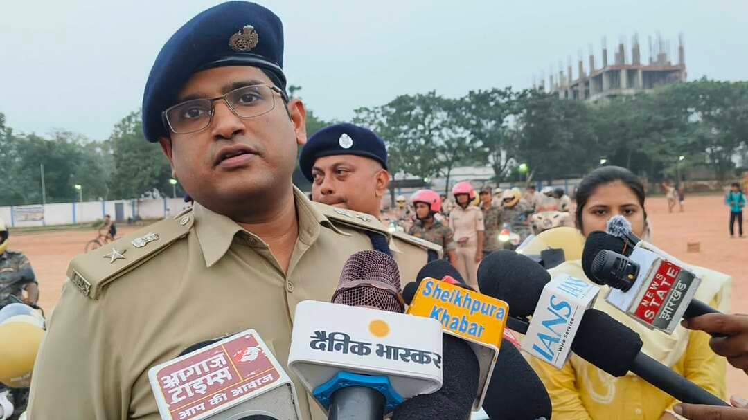 दुर्गापूजा को लेकर शेखपुरा में प्रशासन अलर्ट, अपर समाहर्ता एवं पुलिस अधीक्षक ने निकाला फ्लैग मार्च।
आगामी दुर्गापूजा को शांतिपूर्ण, सुरक्षित एवं सौहार्दपूर्ण वातावरण में संपन्न कराने को लेकर जिला प्रशासन एवं पुलिस प्रशासन शेखपुरा पूरी तरह सतर्क है। इसी क्रम में आज दिनांक 16 अक्टूबर 2026 को श्री लखींद्र पासवान, अपर समाहर्ता, शेखपुरा एवं श्री हिमांशु, पुलिस अधीक्षक, शेखपुरा के नेतृत्व में नगर परिषद् शेखपुरा क्षेत्र में फ्लैग मार्च निकाला गया। इस दौरान प्रशासनिक एवं पुलिस पदाधिकारियों ने शहर के विभिन्न प्रमुख चौक-चौराहों एवं संवेदनशील स्थानों का भ्रमण कर सुरक्षा व्यवस्था का जायजा लिया। फ्लैग मार्च शेखपुरा परेड ग्राउंड से चांदनी चौक से प्रारंभ होकर बिचली गली, बुधौली चौक, कॉलेज मोड़ एवं जखराज स्थान होते हुए पटेल चौक और खाड़ पर के रास्ते समाहरणालय तक निकाला गया। इस दौरान आम नागरिकों को पर्व के अवसर पर शांति, सद्भाव एवं आपसी भाईचारा बनाए रखने का संदेश दिया गया। फ्लैग मार्च के माध्यम से प्रशासन ने यह स्पष्ट किया कि दुर्गापूजा के दौरान विधि-व्यवस्था बनाए रखना तथा श्रद्धालुओं की सुरक्षा सुनिश्चित करना जिला प्रशासन की सर्वोच्च प्राथमिकताओं में शामिल है। फ्लैग मार्च के क्रम में अपर समाहर्ता एवं पुलिस अधीक्षक ने विभिन्न दुर्गापूजा पंडालों का निरीक्षण किया। निरीक्षण के दौरान पूजा पंडालों में बिजली की व्यवस्था, सुरक्षा इंतजाम, बैरिकेडिंग, भीड़ नियंत्रण तथा श्रद्धालुओं की सुविधा से संबंधित व्यवस्थाओं का जायजा लिया गया। पूजा समितियों के सदस्यों एवं संबंधित कर्मियों को आवश्यक दिशा-निर्देश देते हुए सभी तैयारियां निर्धारित समय पर पूर्ण करने को कहा गया। संबंधित पदाधिकारियों ने पूजा समितियों को निर्देशित किया कि पंडालों में सुरक्षा एवं भीड़ प्रबंधन से संबंधित सभी आवश्यक इंतजाम सुनिश्चित किए जाएं, ताकि श्रद्धालुओं को पूजा-अर्चना के दौरान किसी प्रकार की परेशानी का सामना नहीं करना पड़े। साथ ही, किसी भी अप्रिय स्थिति से निपटने के लिए सतर्कता बरतने एवं प्रशासन के साथ समन्वय बनाए रखने पर जोर दिया गया।
दुर्गापूजा के दौरान विधि-व्यवस्था बनाए रखने तथा किसी भी आकस्मिक स्थिति से निपटने के लिए क्विक रिस्पांस (क्विक आर) टीम द्वारा सघन अभियान चलाया जा रहा है। प्रशासन के अनुसार, किसी प्रकार की समस्या उत्पन्न होने पर टीम द्वारा त्वरित कार्रवाई करते हुए उसका निष्पादन किया जा रहा है। इससे पर्व के दौरान सुरक्षा व्यवस्था को प्रभावी बनाए रखने तथा आम लोगों की समस्याओं का शीघ्र समाधान करने में सहायता मिलेगी।
निरीक्षण के दौरान अपर समाहर्ता महोदय ने खीरी पोखर में पानी भरने हेतु संबंधित अधिकारियों को आवश्यक निर्देश दिए गए। प्रशासन द्वारा पूजा से संबंधित आवश्यक व्यवस्थाओं को समय रहते पूरा करने पर विशेष जोर दिया जा रहा है, ताकि पर्व के दौरान किसी प्रकार की अव्यवस्था उत्पन्न न हो।
इस अवसर पर जिला प्रशासन एवं पुलिस प्रशासन ने जिलेवासियों से आगामी दुर्गापूजा को शांतिपूर्ण एवं सौहार्दपूर्ण वातावरण में संपन्न कराने में सक्रिय सहयोग करने की अपील की। अधिकारियों ने लोगों से आपसी भाईचारा बनाए रखने, प्रशासन द्वारा जारी निर्देशों का पालन करने तथा किसी भी प्रकार की समस्या होने पर संबंधित अधिकारियों को सूचित करने का आग्रह किया।
इस अवसर पर अनुमंडल पदाधिकारी, अनुमंडल पुलिस पदाधिकारी, प्रखंड विकास पदाधिकारी सहित अन्य प्रशासनिक एवं पुलिस पदाधिकारी और पुलिस बल की उपस्थिति रही।
जिला प्रशासन ने स्पष्ट किया कि दुर्गापूजा के दौरान सुरक्षा, विधि-व्यवस्था एवं श्रद्धालुओं की सुविधा सुनिश्चित करने के लिए सभी आवश्यक तैयारियों की निगरानी की जा रही है। प्रशासन का उद्देश्य जिले में पर्व को शांतिपूर्ण, सुरक्षित एवं उल्लासपूर्ण वातावरण में संपन्न कराना है।