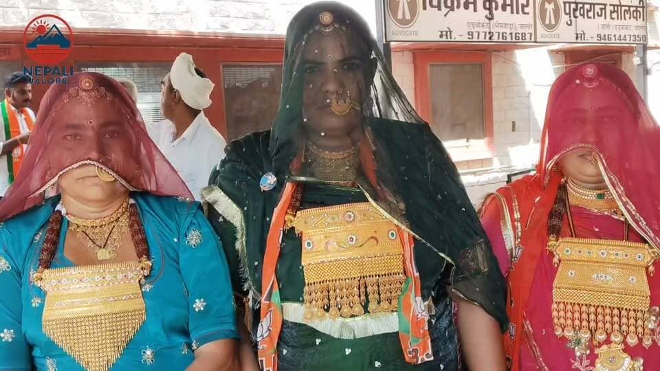 सोने-चांदी के पारंपरिक गहनों से सजीं पालू विश्नोई, भाजपा के वार्ड 14 से नामांकन दाखिल कराने के लिए पहुंचीं कलेक्ट्रेट : जालौर जिला परिषद चुनाव में नामांकन के अंतिम दिन कांग्रेस, भाजपा व निर्दलीय प्रत्याशियो की आवेदन के दौरान उमड़ी भीड़...