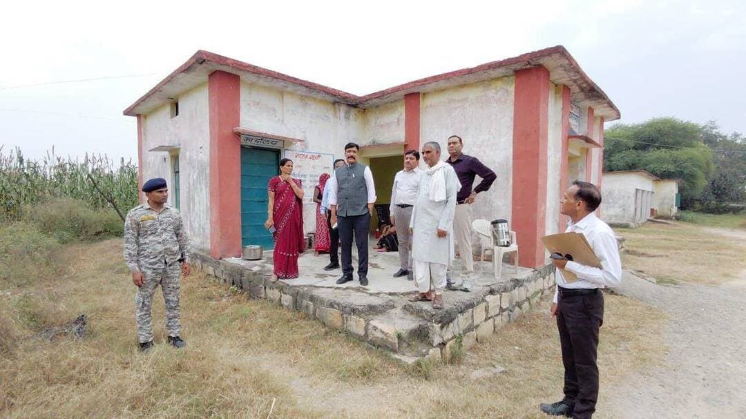जन विश्वास अभियान अंतर्गत ग्राम सढ़ा और अड़ोखर में पहुंचे नवागत कलेक्टर
स्कूल, आंगनवाड़ी और राशन दुकान का निरीक्षण कर ली जानकारी
ग्रामवासियों से किया संवाद, जानी समस्याएं
जन विश्वास अभियान के तहत नवागत कलेक्टर श्री पवन कुमार जैन ने शुक्रवार को विकासखंड मेहगांव के ग्राम सढ़ा और अड़ोखर का भ्रमण किया। उन्होंने ग्रामीणों से सीधा संवाद कर उनकी समस्याएं सुनीं तथा शासकीय संस्थाओं की व्यवस्थाओं का जायजा लिया। इस दौरान शिक्षा, पोषण, राशन वितरण, स्वच्छता और स्वास्थ्य सेवाओं की गुणवत्ता पर विशेष ध्यान दिया गया।
स्कूलों में शिक्षण की जांच
कलेक्टर ने ग्राम सढ़ा स्थित शासकीय प्राथमिक एवं माध्यमिक विद्यालयों का निरीक्षण किया। उन्होंने विद्यार्थियों व शिक्षकों की उपस्थिति, दर्ज संख्या तथा मध्याह्न भोजन की मीनू अनुसार व्यवस्था की जानकारी ली।
बच्चों से संवाद कर उनका शैक्षणिक स्तर जाना गया।
कलेक्टर ने बच्चों से पूछा कि वे पढ़-लिखकर क्या बनना चाहते हैं और शिक्षकों को बेहतर शिक्षा देने के निर्देश दिए। रसोई में तैयार मध्याह्न भोजन का अवलोकन कर उसकी गुणवत्ता भी देखी।
आंगनवाड़ी और राशन दुकान का निरीक्षण
कलेक्टर ने आंगनवाड़ी केंद्र मोहर सिंह का पुरा (सढ़ा) में दर्ज बच्चों की संख्या, उपस्थिति तथा बच्चों को दिए जाने वाले पौष्टिक आहार की जानकारी आंगनवाड़ी कार्यकर्ता व सहायिका से ली। उन्होंने केंद्र की व्यवस्थाओं का भी निरीक्षण किया।
शासकीय उचित मूल्य की दुकान में हितग्राहियों की संख्या और वितरित हो रहे राशन की गुणवत्ता की जांच की। कलेक्टर ने सीईओ जनपद मेहगांव तथा ग्राम पंचायत सचिव को स्कूल व आंगनवाड़ी केंद्र के आसपास साफ-सफाई सुनिश्चित कराने के निर्देश दिए।
आरोग्य केंद्र में सुविधाओं का जायजा
ग्राम अड़ोखर में कलेक्टर ने आयुष्मान आरोग्य मंदिर का निरीक्षण किया। उन्होंने स्टाफ की उपस्थिति और दवाइयों की उपलब्धता की जानकारी ली।
केंद्र संचालक को ग्राम पंचायत सचिव से समन्वय स्थापित कर आरोग्य केंद्र के आसपास साफ-सफाई कराने के निर्देश दिए। कलेक्टर ने कहा कि ग्रामीण क्षेत्रों में शिक्षा, पोषण, राशन, स्वच्छता और स्वास्थ्य सेवाओं की गुणवत्ता पर विशेष ध्यान दिया जाए।
इस दौरान पुलिस अधीक्षक श्री सूरज कुमार वर्मा, सीईओ जिला पंचायत श्री वीरसिंह चौहान, अपर कलेक्टर श्री राजन बी नाडिया, एसडीएम मेहगांव श्री नवनीत शर्मा, सीईओ जनपद मेहगांव श्री राजीव मिश्रा सहित अन्य अधिकारी उपस्थित रहे।
#CMMadhyaPradesh
#JansamparkMP
#JanVishwasAbhiyan2026
#हर_शुक्रवार_जनता_के_नाम
#भिण्ड
#Bhind