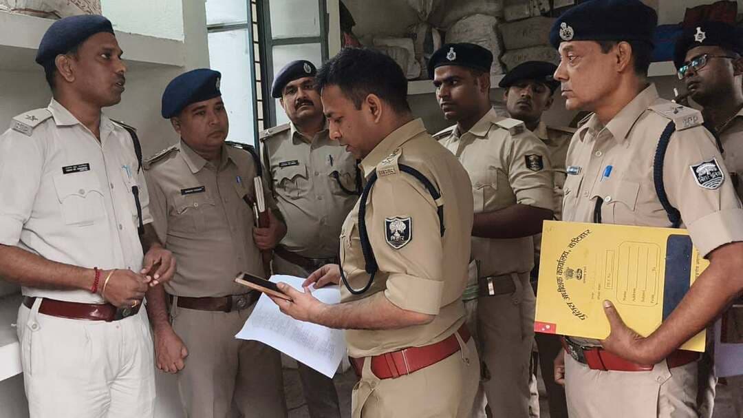 श्री परिचय कुमार, पुलिस अधीक्षक कटिहार के द्वारा आज नगर थाना स्थित NDPS संबंधित मालखाना का निरीक्षण किया गया। इस दौरान जब्त मादक पदार्थों के सुरक्षित रख-रखाव एवं नियमानुसार विनष्टीकरण हेतु संबंधित पदाधिकारियों को आवश्यक दिशा-निर्देश दिए गए।
Information & Public Relations Department, Government of Bihar Samrat Choudhary CMO Bihar CM Samrat @topfans