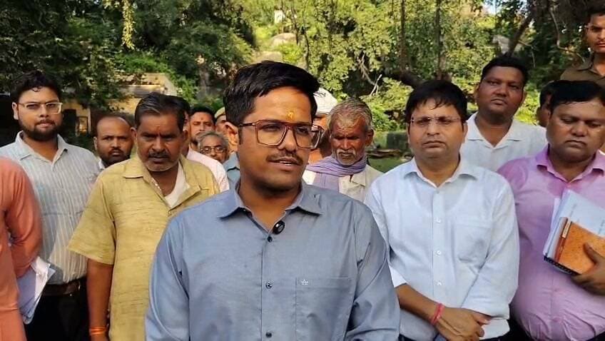 चित्रकूट: पालेश्वर नाथ मंदिर को मिलेगा भव्य स्वरूप, अतिक्रमण पर डीएम पुलकित गर्ग सख्त
मेला मैदान और पहाड़ पर हुए अतिक्रमण होंगे चिह्नित, एक सप्ताह में रिपोर्ट देने के निर्देश
चित्रकूट। पालेश्वर नाथ मंदिर और उसके आसपास के क्षेत्रों को जल्द ही भव्य स्वरूप दिया जाएगा। इसको लेकर जिलाधिकारी पुलकित गर्ग ने मंदिर परिसर, प्रमुख मेला मैदान और पहाड़ पर हुए अतिक्रमण को देखकर नाराजगी जताई। उन्होंने मौके पर मौजूद अधिकारियों एवं कर्मचारियों को अतिक्रमण चिह्नित कर एक सप्ताह के भीतर रिपोर्ट तैयार करके उपलब्ध कराने के निर्देश दिए।
डीएम ने अधिकारियों को निर्देशित किया कि ड्रोन कैमरे के माध्यम से जल्द से जल्द अतिक्रमण वाले स्थानों को चिह्नित किया जाए, ताकि पूरे क्षेत्र की स्थिति स्पष्ट हो सके। उन्होंने मेला मैदान सहित पालेश्वर नाथ पहाड़ पर हुए समस्त अतिक्रमण को चिह्नित कर नियमानुसार बेदखली की कार्रवाई करने के लिए एसडीएम सदर को निर्देशित किया।