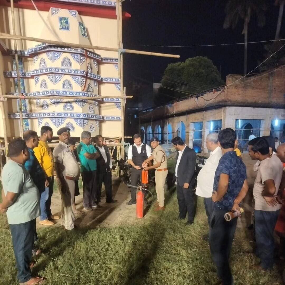 *दुर्गा पूजा एवं दशहरा को लेकर बिहार अग्निशमन सेवा, भागलपुर की टीम पूरी तरह तैयार*
जिले में 15 रणनीतिक स्थलों पर अग्निशमन वाहनों की तैनाती, दो क्विक रिस्पॉन्स टीम गठित; पूजा पंडालों में मॉक ड्रिल एवं जन-जागरूकता कार्यक्रम आयोजित
भागलपुर। दुर्गा पूजा एवं दशहरा पर्व के दौरान श्रद्धालुओं की सुरक्षा सुनिश्चित करने और किसी भी अग्नि दुर्घटना से निपटने के लिए बिहार अग्निशमन सेवा की भागलपुर टीम पूरी तरह मुस्तैद है। त्योहारों के दौरान संभावित अग्नि दुर्घटनाओं को रोकने तथा आपातकालीन परिस्थितियों में त्वरित कार्रवाई सुनिश्चित करने के उद्देश्य से जिला अग्निशमन पदाधिकारी के नेतृत्व में व्यापक तैयारियां की गई हैं।
जिले में अग्निशमन सेवाओं की त्वरित उपलब्धता सुनिश्चित करने के लिए 15 रणनीतिक स्थलों को चिह्नित किया गया है। इन स्थलों पर कुल 15 अग्निशमन वाहन तैनात रहेंगे, जिनमें 4 वाटर टेंडर एवं 11 छोटे एमटी वाहन शामिल हैं। इन वाहनों की तैनाती से भीड़भाड़ वाले क्षेत्रों और पूजा पंडालों के आसपास किसी भी अग्नि दुर्घटना की स्थिति में तत्काल कार्रवाई करने में मदद मिलेगी। इसके अतिरिक्त, आपातकालीन परिस्थितियों में त्वरित प्रतिक्रिया सुनिश्चित करने के लिए दो क्विक रिस्पॉन्स टीम (QRT) का गठन किया गया है।
पूजा पंडालों में मॉक ड्रिल एवं जन-जागरूकता कार्यक्रम
अग्नि सुरक्षा के प्रति जागरूकता बढ़ाने के उद्देश्य से बिहार अग्निशमन सेवा की भागलपुर टीम द्वारा विभिन्न दुर्गा पूजा पंडालों में मॉक ड्रिल एवं जन-जागरूकता कार्यक्रम आयोजित किए गए। भागलपुर के मारवाड़ी पाठशाला एवं आदमपुर स्थित दुर्गा पूजा पंडालों में आयोजित इन कार्यक्रमों के माध्यम से पूजा समितियों के सदस्यों एवं आम नागरिकों को अग्नि सुरक्षा के आवश्यक उपायों की जानकारी दी गई।
मॉक ड्रिल के दौरान आग लगने की स्थिति में त्वरित कार्रवाई, अग्निशमन उपकरणों के सही उपयोग, सुरक्षित निकास मार्गों की व्यवस्था तथा आपातकालीन परिस्थितियों में लोगों को सुरक्षित बाहर निकालने के तरीकों के बारे में बताया गया। साथ ही, पूजा पंडालों में विद्युत वायरिंग, सजावटी लाइटों एवं अन्य अस्थायी व्यवस्थाओं के दौरान आवश्यक सावधानियां बरतने पर जोर दिया गया।
रावण दहन स्थलों पर अग्निशमन वाहनों की तैनाती
दशहरा के अवसर पर आयोजित होने वाले रावण दहन कार्यक्रमों को ध्यान में रखते हुए जिले में तीन स्थलों को चिह्नित किया गया है। इन सभी स्थलों पर कार्यक्रम के दौरान अग्निशमन वाहनों की तैनाती सुनिश्चित की जाएगी, ताकि रावण दहन के समय किसी भी अग्नि दुर्घटना या अन्य आपात स्थिति से तत्काल निपटा जा सके।
अग्निशमन विभाग ने पूजा समितियों एवं आम नागरिकों से अपील की है कि वे अग्नि सुरक्षा संबंधी सावधानियों का पालन करें, आपातकालीन निकास मार्गों को अवरुद्ध न करें तथा किसी भी अग्नि दुर्घटना की स्थिति में तत्काल अग्निशमन सेवा को 101/112 सूचित करें।
ज़िला जनसंपर्क कार्यालय
भागलपुर
#CMSamrat
#samratchoudhary