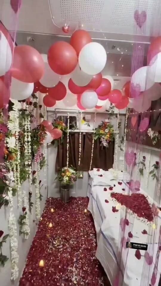ट्रेन के First AC कोच को बना दिया 'हनीमून सुइट'! गुलाब, गुब्बारे और I Love You... वीडियो देख लोगों ने रेलवे से पुछा ये allowed है क्या?