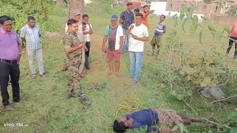 कुंडहित: कुंडहित में अधेड़ की पेड़ से लटकी लाश बरामद, पहचान निवारण मुर्मू के रूप में