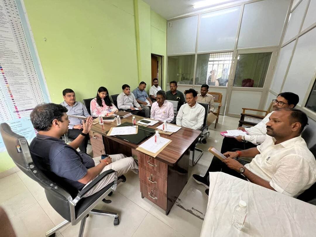 बाराबंकी में वोटर लिस्ट रिवीजन शुरू, 17 और 24 अक्टूबर को हर बूथ पर लगेगा स्पेशल कैम्प!
डीएम ईशान प्रताप सिंह की अध्यक्षता में बैठक हुई। 1200 से अधिक वोटर वाले बूथों पर नया बूथ बनेगा। 19 अक्टूबर को बूथ लिस्ट और 12 नवंबर को वोटर लिस्ट का ड्राफ्ट प्रकाशन होगा, अंतिम लिस्ट 4 जनवरी 2027 को। #viralpost #barabankiupdates