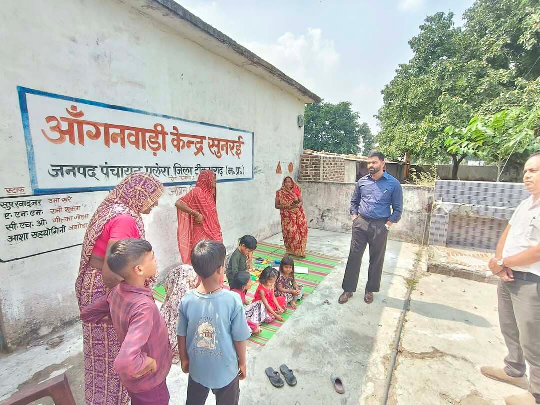 मुख्यमंत्री जन-विश्वास अभियान के तहत जिला पंचायत सीईओ ने किया शासकीय संस्थाओं एवं विकास कार्यों निरीक्षण
-
आंगनवाड़ी केंद्र में अनियमित्ता पाए जाने पर कार्यकर्ता को हटाने के निर्देश
-
मुख्यमंत्री जन-विश्वास अभियान-2026 के अंतर्गत जिला पंचायत के मुख्य कार्यपालन अधिकारी श्री विशाल धाकड़ ने पलेरा विकासखंड के विभिन्न ग्रामों का भ्रमण कर शासकीय संस्थाओं एवं संचालित विकास कार्यों का निरीक्षण किया। इस दौरान आंगनबाड़ी केंद्र में पोषण एप पर दर्ज बच्चों की उपस्थिति और मौके पर मिली वास्तविक स्थिति में अंतर पाए जाने पर उन्होंने संबंधित आंगनबाड़ी कार्यकर्ता को हटाने के निर्देश दिए।
निरीक्षण के दौरान श्री धाकड़ ने ग्राम सुनरई एवं ग्राम पंचायत जरूआ में शासकीय शालाओं और आंगनबाड़ी केंद्रों का जायजा लिया। निरीक्षण में एक आंगनबाड़ी केंद्र पर पोषण एप में 49 बच्चों की उपस्थिति दर्ज पाई गई, जबकि मौके पर केवल 3 से 4 बच्चे ही उपस्थित मिले। उपस्थिति के विवरण में मिली इस विसंगति पर उन्होंने नाराजगी व्यक्त करते हुए महिला एवं बाल विकास अधिकारी को संबंधित आंगनबाड़ी कार्यकर्ता को हटाने की कार्रवाई करने के निर्देश दिए।
श्री धाकड़ ने शैक्षणिक संस्थाओं एवं आंगनबाड़ी केंद्रों में उपलब्ध व्यवस्थाओं का अवलोकन करते हुए संबंधित अधिकारियों एवं कर्मचारियों को आवश्यक दिशा-निर्देश दिए। उन्होंने संस्थाओं के संचालन में जवाबदेही सुनिश्चित करने तथा शासकीय योजनाओं के क्रियान्वयन में लापरवाही नहीं बरतने के निर्देश दिए।
इसी क्रम में उन्होंने ग्राम पंचायत खरों स्थित उप स्वास्थ्य केंद्र का निरीक्षण कर वहां उपलब्ध स्वास्थ्य सुविधाओं एवं व्यवस्थाओं का जायजा लिया। साथ ही ग्राम में संचालित विभिन्न विकास कार्यों का निरीक्षण कर उनकी प्रगति की जानकारी ली। उन्होंने संबंधित अधिकारियों को आवश्यक निर्देश देते हुए विकास कार्यों का प्रभावी क्रियान्वयन सुनिश्चित करने के लिए कहा।
मुख्यमंत्री जन-विश्वास अभियान के तहत शासकीय संस्थाओं की कार्यप्रणाली में पारदर्शिता, योजनाओं के प्रभावी क्रियान्वयन तथा आमजन को बेहतर सुविधाएं उपलब्ध कराने के उद्देश्य से निरीक्षण किए जा रहे हैं। अधिकारियों को निर्देशित किया गया है कि वे अपने दायित्वों का गंभीरता से निर्वहन करें तथा शासन की योजनाओं का लाभ पात्र हितग्राहियों तक पहुंचाना सुनिश्चित करें।
#जन_विश्वास_अभियान
#JansamparkMP
#jansampartikatikamgarh
#tikamgarh