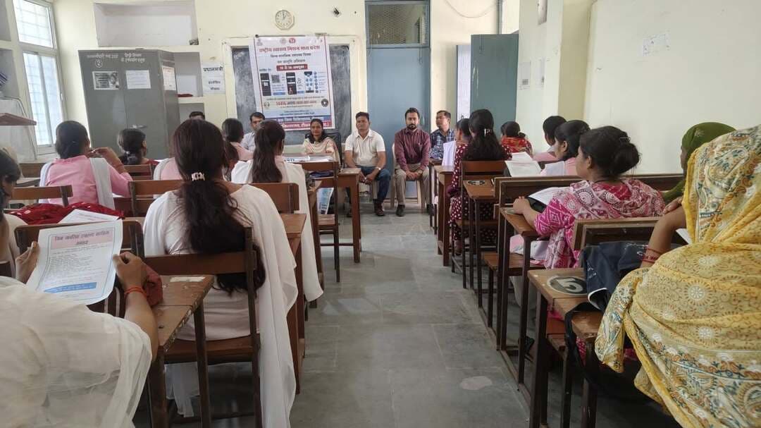 मन जागृति अभियान के तहत छात्राओं को मानसिक स्वास्थ्य के प्रति किया जागरूक
-
वीरांगना अवंतीबाई महाविद्यालय में आयोजित हुआ जागरूकता शिविर, टेली-मानस हेल्पलाइन की दी जानकारी
-
राष्ट्रीय मानसिक स्वास्थ्य कार्यक्रम के अंतर्गत जिला अस्पताल टीकमगढ़ की मन कक्ष टीम द्वारा मन जागृति अभियान (10 से 16 अक्टूबर) के तहत शासकीय वीरांगना अवंतीबाई महाविद्यालय टीकमगढ़ में मानसिक स्वास्थ्य जागरूकता शिविर का आयोजन किया गया। शिविर का उद्देश्य विद्यार्थियों को मानसिक स्वास्थ्य के प्रति जागरूक करना तथा मानसिक तनाव से निपटने के लिए आवश्यक जानकारी प्रदान करना रहा।
शिविर के दौरान विद्यार्थियों को परीक्षा के समय होने वाले तनाव, नींद न आने की समस्या, घबराहट, अवसाद तथा लगातार चिंता बने रहने जैसे मानसिक स्वास्थ्य से जुड़े विषयों के बारे में जानकारी दी गई। विशेषज्ञों ने विद्यार्थियों को मानसिक स्वास्थ्य के महत्व को समझाते हुए तनाव की स्थिति में सकारात्मक दृष्टिकोण अपनाने, अपनी समस्याओं को साझा करने तथा आवश्यकता पड़ने पर विशेषज्ञों से परामर्श लेने के लिए प्रेरित किया।
कार्यक्रम में मानसिक स्वास्थ्य संबंधी सहायता के लिए टेली-मानस हेल्पलाइन नंबर 14416 एवं 1800-891-4416 की जानकारी दी गई। साथ ही विद्यार्थियों को ’मनहित ऐप’ के संबंध में भी अवगत कराया गया, ताकि वे मानसिक स्वास्थ्य से संबंधित जानकारी एवं सहायता प्राप्त करने के उपलब्ध माध्यमों का उपयोग कर सकें।
शिविर में मन कक्ष के नोडल अधिकारी डॉ. धीरेंद्र यादव, नर्सिंग ऑफिसर श्री अजय सिंह लोधी, महाविद्यालय की प्राचार्य सुश्री रागनी, डॉ. कैलाश चंद्र कौशल, डॉ. फरीद अहमद सौदागर सहित शिक्षकगण एवं विद्यार्थी उपस्थित रहे।
कार्यक्रम के माध्यम से विद्यार्थियों को संदेश दिया गया कि मानसिक स्वास्थ्य भी शारीरिक स्वास्थ्य जितना ही महत्वपूर्ण है। मानसिक परेशानी होने पर संकोच न करें, अपनी समस्या साझा करें और समय पर उचित सहायता प्राप्त करें।
#JansamparkMP
#Jansamparktikamgarh
#tikamgarh