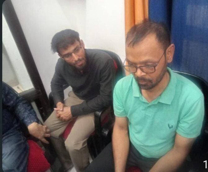 _*मिर्जापुर में लेखपाल 10 हजार रिश्वत लेते गिरफ्तार*_
_*एंटी करप्शन टीम ने फोटोकॉपी संचालक को भी पकड़ा*_
मिर्जापुर में भ्रष्टाचार के खिलाफ बड़ी कार्रवाई करते हुए एंटी करप्शन टीम ने सदर तहसील में तैनात लेखपाल सत्येंद्र सिंह बघेल को 10 हजार रुपये रिश्वत लेते रंगे हाथ गिरफ्तार किया है। इस कार्रवाई में एक निजी फोटोकॉपी दुकान के संचालक परमेश्वर कुमार को भी पकड़ा गया है।यह गिरफ्तारी शुक्रवार दोपहर करीब 12 बजे हुई। एंटी करप्शन टीम ने जाल बिछाकर लेखपाल को उस समय पकड़ा, जब वह एक निजी फोटोकॉपी दुकान पर रिश्वत की रकम ले रहे थे। लेखपाल सत्येंद्र सिंह बघेल खैरा-जिगना क्षेत्र का कार्य देख रहे थे।जानकारी के अनुसार, जिगना थाना क्षेत्र के एक निवासी ने शिकायत की थी कि लेखपाल उनसे कार्य के बदले घूस की मांग कर रहे हैं। शिकायत के सत्यापन के बाद एंटी करप्शन टीम ने यह कार्रवाई की योजना बनाई।रिश्वत का लेनदेन जिस निजी फोटोकॉपी दुकान पर हो रहा था, उसके संचालक परमेश्वर कुमार की भूमिका भी इस प्रकरण में सामने आई। टीम ने उन्हें भी मौके से गिरफ्तार कर लिया दोनों आरोपियों के खिलाफ भ्रष्टाचार निवारण अधिनियम के तहत मामला दर्ज कर आगे की कानूनी कार्रवाई की जा रही है। इस कार्रवाई के बाद तहसील परिसर में हड़कंप मच गया और अन्य कर्मचारियों में भी चर्चा का माहौल बना हुआ है एंटी करप्शन टीम का कहना है कि मामले की गहन जांच की जा रही है और इसमें शामिल अन्य लोगों की भूमिका भी खंगाली जाएगी। टीम में निरीक्षक पतीराम यादव, कृष्ण अवतार सिंह, भीम शंकर मिश्रा सहित अन्य सदस्य मौजूद रहे।
<nis:link nis:type=tag nis:id=राज_की_दुनिया nis:value=राज_की_दुनिया nis:enabled=true nis:link/>
<nis:link nis:type=tag nis:id=मिर्जापुर nis:value=मिर्जापुर nis:enabled=true nis:link/> <nis:link nis:type=tag nis:id=mirzapur nis:value=mirzapur nis:enabled=true nis:link/>