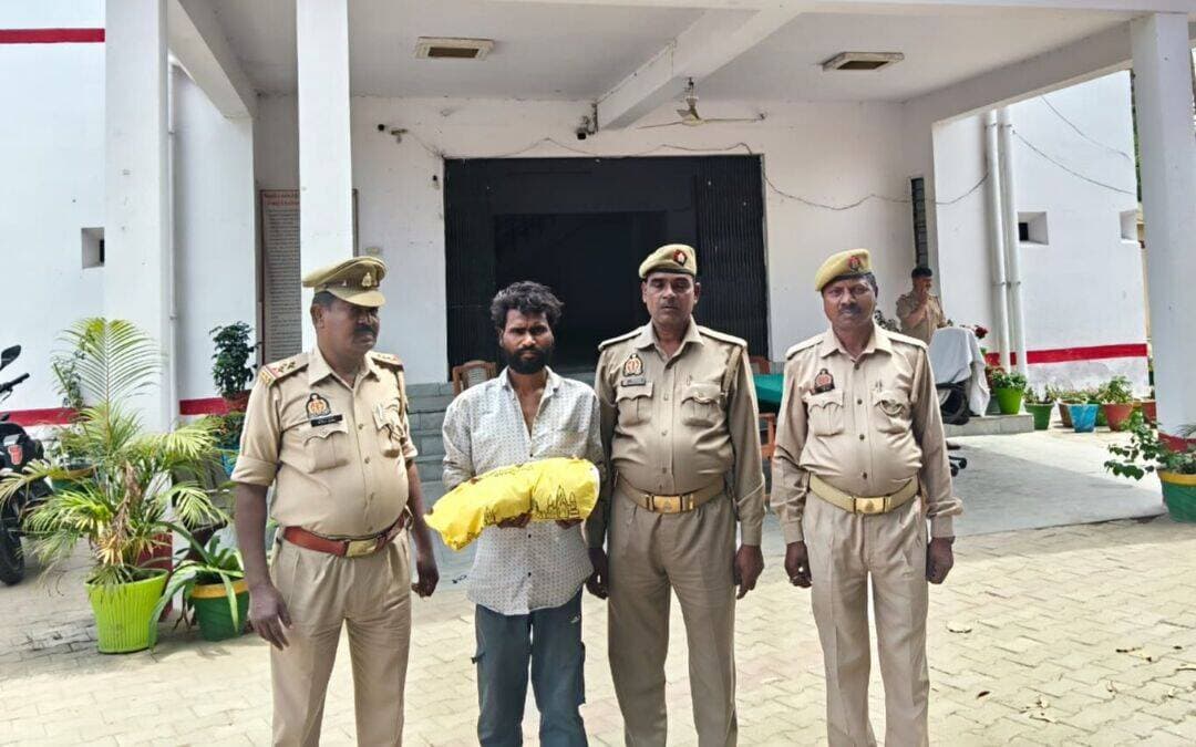 _*जमालपुर पुलिस ने 900 ग्राम गांजा जब्त कर एक आरोपी पकड़ा*_
मिर्जापुर। जमालपुर पुलिस ने अवैध मादक पदार्थों के खिलाफ बड़ी कार्रवाई करते हुए 900 ग्राम गांजा के साथ एक आरोपी को गिरफ्तार किया है। यह गिरफ्तारी आज, 6 अप्रैल 2026 को की गई।पुलिस के अनुसार, उप-निरीक्षक वंशनारायण राय, चौकी प्रभारी शेरवा, अपनी टीम के साथ गश्त पर थे। उन्हें मुखबिर से सूचना मिली कि थाना जमालपुर क्षेत्रांतर्गत ग्राम नौडिहा मोड़ पर एक व्यक्ति अवैध गांजा के साथ मौजूद है। सूचना के आधार पर पुलिस टीम ने घेराबंदी कर सुनील पुत्र स्व. नारायण, निवासी ककरही, थाना जमालपुर, जनपद मिर्जापुर को गिरफ्तार कर लिया।गिरफ्तार अभियुक्त के कब्जे से कुल 900 ग्राम अवैध गांजा बरामद किया गया। पुलिस अधीक्षक अपर्णा रजत कौशिक ने जनपद में अपराध की रोकथाम, अपराधियों के विरुद्ध कार्रवाई और अवैध मादक पदार्थों की तस्करी व बिक्री पर अंकुश लगाने के लिए सभी थाना प्रभारियों को सख्त निर्देश दिए हैं। यह कार्रवाई उन्हीं निर्देशों के अनुपालन में की गई है।इस गिरफ्तारी और बरामदगी के संबंध में थाना जमालपुर में मामला दर्ज किया गया है। नियमानुसार अग्रिम विधिक कार्यवाही करते हुए गिरफ्तार अभियुक्त को माननीय न्यायालय के समक्ष पेश किया जाएगा।
<nis:link nis:type=tag nis:id=मिर्जापुर nis:value=मिर्जापुर nis:enabled=true nis:link/> <nis:link nis:type=tag nis:id=mirzapur nis:value=mirzapur nis:enabled=true nis:link/>