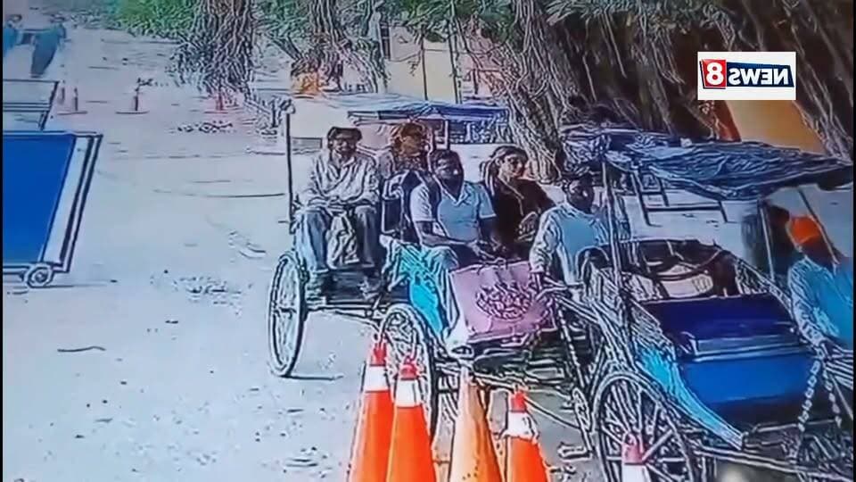 #Bahraich:- पच्चीस हजार के इनामी लोगभारत नेपाल सीमा के रुपईडीहा में रिक्शा पर आए नजर,, नेपाल पहुंचे,,शिवा शर्मा व श्रद्धा दुबे का मामला,, #facbookviralvideo #maharganj #वायरल
