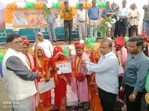 बलिया: जंगली बाबा धाम में 41 जोड़ों ने एक साथ रचाई शादी, डीएम ने दिए आम के पौधे
