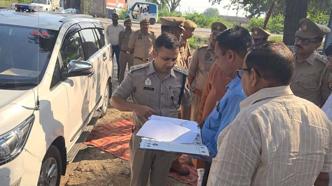 फतेहपुर में 12 करोड़ रुपये से बनेगा राधानगर थाने का नया भवन, एसपी अभिमन्यु मांगलिक ने रखी पहली ईंट
बांदा-सागर रोड पर मंडी समिति के पास होगा निर्माण, करीब दो साल में परियोजना पूरी करने का लक्ष्य
आधुनिक सुविधाओं से लैस होगा थाना परिसर, पुलिस व्यवस्था और जनसुनवाई को बेहतर बनाने की उम्मीद
फतेहपुर, 16 अक्टूबर 2026, शुक्रवार। उत्तर प्रदेश के फतेहपुर जिले में पुलिस व्यवस्था के बुनियादी ढांचे को मजबूत करने की दिशा में महत्वपूर्ण पहल की गई है। राधानगर थाने के नए भवन का निर्माण करीब 12 करोड़ रुपये की लागत से कराया जाएगा। बांदा-सागर रोड पर मंडी समिति के पास प्रस्तावित इस परियोजना का भूमि पूजन कर निर्माण कार्य की शुरुआत की गई। पुलिस अधीक्षक अभिमन्यु मांगलिक ने मौके पर पहली ईंट रखकर परियोजना का शुभारंभ किया। नए भवन के निर्माण से पुलिसकर्मियों को बेहतर कार्यस्थल मिलने के साथ आम नागरिकों को भी पुलिस संबंधी सेवाओं के लिए सुविधाजनक परिसर उपलब्ध होने की उम्मीद है।
करीब दो साल में पूरा करने का लक्ष्य
प्राप्त जानकारी के अनुसार, राधानगर थाने के नए भवन के निर्माण की जिम्मेदारी चंद्रा ब्रदर्स इंजीनियर्स प्राइवेट लिमिटेड को सौंपी गई है। परियोजना को लगभग दो वर्ष में पूरा करने का लक्ष्य निर्धारित किया गया है। निर्माण कार्य पूरा होने के बाद थाना परिसर में पुलिस की नियमित गतिविधियों और प्रशासनिक कामकाज को अधिक व्यवस्थित ढंग से संचालित करने में मदद मिलने की संभावना है।
करीब 12 करोड़ रुपये की लागत वाली इस परियोजना को जिले में पुलिस बुनियादी ढांचे के विकास की दृष्टि से अहम माना जा रहा है। हालांकि, भवन में प्रस्तावित कमरों, तकनीकी सुविधाओं और अन्य व्यवस्थाओं का विस्तृत विवरण उपलब्ध जानकारी में सामने नहीं आया है।
पुलिसकर्मियों और आम जनता को मिल सकती है राहत
थाना किसी भी क्षेत्र में कानून-व्यवस्था बनाए रखने, शिकायतें सुनने और नागरिकों को पुलिस सहायता उपलब्ध कराने की महत्वपूर्ण इकाई होता है। ऐसे में पर्याप्त स्थान और व्यवस्थित सुविधाओं वाला भवन पुलिसकर्मियों के दैनिक कार्यों को सुचारू बनाने में सहायक हो सकता है।
नए परिसर से शिकायतकर्ताओं के बैठने, पुलिसकर्मियों के कार्य संचालन और प्रशासनिक गतिविधियों के लिए बेहतर व्यवस्था विकसित होने की उम्मीद है। हालांकि, वास्तविक लाभ निर्माण की गुणवत्ता, उपलब्ध सुविधाओं और उनके प्रभावी संचालन पर निर्भर करेगा।
समयसीमा और गुणवत्ता पर रहेगी निगरानी
परियोजना शुरू होने के बाद अब निर्माण कार्य की गति, गुणवत्ता और निर्धारित समयसीमा का पालन महत्वपूर्ण होगा। संबंधित निर्माण एजेंसी और विभागीय अधिकारियों की जिम्मेदारी होगी कि स्वीकृत धनराशि का उपयोग निर्धारित मानकों के अनुरूप किया जाए और निर्माण में अनावश्यक देरी न हो।
एनडी न्यूज़ की अपील
एनडी न्यूज़ | दैनिक निष्पक्ष धारा जिला प्रशासन और पुलिस विभाग से अपील करता है कि निर्माण कार्य की नियमित निगरानी की जाए। परियोजना की प्रगति, गुणवत्ता और खर्च से संबंधित जानकारी पारदर्शी रखी जाए, ताकि सरकारी धन का सदुपयोग सुनिश्चित हो सके। आम नागरिकों से भी आग्रह है कि पुलिस व्यवस्था से संबंधित समस्याओं को उचित माध्यम से अधिकारियों तक पहुंचाएं और कानून-व्यवस्था बनाए रखने में सहयोग करें।
👇👇👇
#NDNews #दैनिक_निष्पक्ष_धारा #Fatehpur #RadhanagarThana #AbhimanyuManglik #UPPolice #FatehpurPolice #UttarPradeshGovernment #PoliceInfrastructure #जनहित
👇👇
@dgpup
@RSSorg
@UPGovt
@wpl1090
@RSSgeet
@Uppolice
@MIB_India
@PMOIndia
@HMOIndia
@abmanglik
@VHPDigital
@igrangealld
@myogioffice
@InfoDeptUP
@dmfatehpur
@sdmsadarftp
@CMOfficeUP
@CMOUP_RC
@UPPRD1948
@ChiefSecyUP
@ChiefSecyUP
@MahantYogiG
@FatehpurSdm
@fatehpurpolice
@BajrangDalOrg
@rashtrapatibhvn
@UPMahilaKalyan
@112UttarPradesh
@myogiadityanath
@CommissionerPrg
@ADGZonPrayagraj
👇👇
🟥 ND NEWS | दैनिक निष्पक्ष धारा
मुख्य संपादक/संस्थापक: राजन सिंह हाड़ा
सह-संपादक: शालिनी सिंह भदौरिया
रिपोर्ट: फतेहपुर जिला ब्यूरो
📅 दिनांक: 16 अक्टूबर 2026, शुक्रवार
📍 फतेहपुर: 1/1, अटल बिहारी चौराहा, नियर वर्मा चौराहा, UP–212601
📍 लखनऊ: विधानसभा रोड, बर्लिंगटन चौराहा, UP–226001
📍 दिल्ली: U158, विकास मार्ग, लक्ष्मी नगर, दिल्ली–110092
📧 Email: ndnewschannel@gmail.com
📞 मोबाइल: 9696119696
संकल्प: निष्पक्ष पत्रकारिता, जनहित सर्वोपरि।