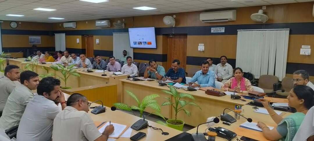 फतेहपुर में मतदाता सूची का विशेष पुनरीक्षण 12 नवंबर से, 4 जनवरी 2027 को होगा अंतिम प्रकाशन
17 और 24 अक्टूबर को सभी मतदान केंद्रों पर लगेंगे विशेष शिविर, सुबह 10 से शाम 4 बजे तक बीएलओ करेंगे आवेदन प्राप्त
मतदाता सूची में नाम जुड़वाने के लिए भरें फार्म-6, डीएम निधि गुप्ता वत्स ने अधिकारियों को दिए आवश्यक निर्देश
फतेहपुर, 16 अक्टूबर 2026, शुक्रवार। आगामी विधानसभा निर्वाचन की तैयारियों के बीच फतेहपुर में मतदाता सूची के विशेष संक्षिप्त पुनरीक्षण कार्यक्रम की प्रक्रिया तेज कर दी गई है। जिलाधिकारी एवं जिला निर्वाचन अधिकारी निधि गुप्ता वत्स की अध्यक्षता में कलेक्ट्रेट स्थित महात्मा गांधी सभागार में आयोजित बैठक में मतदाता सूची को अद्यतन करने और पात्र नागरिकों के नाम शामिल करने की तैयारियों की समीक्षा की गई। निर्धारित कार्यक्रम के अनुसार, मसौदा मतदाता सूची 12 नवंबर 2026 को प्रकाशित होगी, जबकि अंतिम मतदाता सूची का प्रकाशन 4 जनवरी 2027 को किया जाएगा।
17 और 24 अक्टूबर को विशेष शिविर
जिला निर्वाचन अधिकारी ने बताया कि मतदाता सूची में पात्र नागरिकों के नाम शामिल करने के उद्देश्य से 17 और 24 अक्टूबर 2026 को जिले के सभी मतदान केंद्रों पर विशेष शिविर लगाए जाएंगे। इन शिविरों में सुबह 10 बजे से शाम 4 बजे तक बूथ लेवल अधिकारी (बीएलओ) मौजूद रहेंगे और पात्र आवेदकों से फार्म-6 प्राप्त करेंगे।
जिलाधिकारी ने संबंधित निर्वाचक रजिस्ट्रीकरण अधिकारियों को निर्देश दिया कि वे अपने विधानसभा क्षेत्रों में नियुक्त बीएलओ की उपस्थिति सुनिश्चित कराएं, ताकि नागरिकों को आवेदन जमा करने में परेशानी न हो।
मतदाता सूची का कार्यक्रम घोषित
निर्धारित कार्यक्रम के अनुसार, मतदान केंद्रों का युक्तिकरण और पुनर्व्यवस्थापन 2 नवंबर 2026 तक पूरा किया जाएगा। इसके बाद 12 नवंबर को जिले की सभी विधानसभा निर्वाचन क्षेत्रों की एकीकृत मसौदा मतदाता सूची प्रकाशित होगी।
दावे और आपत्तियां दर्ज कराने की अवधि 12 नवंबर से 11 दिसंबर 2026 तक निर्धारित की गई है। प्राप्त दावों और आपत्तियों का निस्तारण 28 दिसंबर तक किया जाएगा। इसके बाद 4 जनवरी 2027 को अंतिम मतदाता सूची प्रकाशित होगी।
ऐसे कर सकते हैं आवेदन
पात्र नागरिक निर्धारित प्रक्रिया के तहत बीएलओ के माध्यम से अथवा ऑफलाइन फार्म-6 भरकर संबंधित निर्वाचक रजिस्ट्रीकरण अधिकारी कार्यालय में जमा कर सकते हैं। नागरिकों को सलाह दी जाती है कि वे अपना नाम मतदाता सूची में जांच लें और नाम छूटने पर समय रहते आवेदन करें।
बैठक में मुख्य विकास अधिकारी, अपर जिलाधिकारी (वित्त एवं राजस्व), सहायक जिला निर्वाचन अधिकारी और विभिन्न राजनीतिक दलों के प्रतिनिधि उपस्थित रहे।
स्नातक निर्वाचन क्षेत्र के अधिकारियों का प्रशिक्षण
बैठक में जानकारी दी गई कि 17 अक्टूबर को सुबह 11 बजे विकास भवन सभागार में खंड स्नातक निर्वाचन क्षेत्र के मतदान दलों, माइक्रो ऑब्जर्वर तथा जोनल-सेक्टर मजिस्ट्रेट का द्वितीय प्रशिक्षण भी आयोजित किया जाएगा।
एनडी न्यूज़ की अपील
एनडी न्यूज़ नागरिकों से अपील करता है कि मतदाता सूची में अपना नाम अवश्य जांचें। पात्र युवा और छूटे हुए मतदाता निर्धारित प्रक्रिया से आवेदन करें। बीएलओ और निर्वाचन अधिकारियों से आग्रह है कि शिविरों में नागरिकों को सही जानकारी दें और आवेदनों का नियमानुसार निस्तारण सुनिश्चित करें। आवेदन की रसीद या संदर्भ संख्या सुरक्षित रखें और किसी अनधिकृत व्यक्ति को पैसे न दें।
👇👇
@dgpup
@RSSorg
@UPGovt
@wpl1090
@RSSgeet
@Uppolice
@MIB_India
@PMOIndia
@HMOIndia
@abmanglik
@VHPDigital
@igrangealld
@myogioffice
@InfoDeptUP
@dmfatehpur
@sdmsadarftp
@CMOfficeUP
@CMOUP_RC
@UPPRD1948
@ChiefSecyUP
@ChiefSecyUP
@MahantYogiG
@FatehpurSdm
@fatehpurpolice
@BajrangDalOrg
@rashtrapatibhvn
@UPMahilaKalyan
@112UttarPradesh
@myogiadityanath
@CommissionerPrg
@ADGZonPrayagraj
👇👇
#NDNews #दैनिक_निष्पक्ष_धारा #Fatehpur #NidhiGuptaVats #मतदाता_सूची #निर्वाचन_आयोग #CEOUP #VoterRegistration
👇👇
🟥 ND NEWS | दैनिक निष्पक्ष धारा
मुख्य संपादक/संस्थापक: राजन सिंह हाड़ा
सह-संपादक: शालिनी सिंह भदौरिया
रिपोर्ट: फतेहपुर जिला ब्यूरो
📅 दिनांक: 16 अक्टूबर 2026, शुक्रवार
📍 फतेहपुर: 1/1, अटल बिहारी चौराहा, नियर वर्मा चौराहा, UP–212601
📍 लखनऊ: विधानसभा रोड, बर्लिंगटन चौराहा, UP–226001
📍 दिल्ली: U158, विकास मार्ग, लक्ष्मी नगर, दिल्ली–110092
📧 ndnewschannel@gmail.com
📞 9696119696
संकल्प: निष्पक्ष पत्रकारिता, जनहित सर्वोपरि।