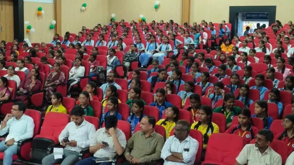 फतेहपुर में स्कूलों की प्रबंध समितियों के बैंक खाते जल्द खोलने के निर्देश, डीएम ने बैंकर्स को चेताया
समग्र शिक्षा और पीएम श्री योजना की धनराशि एसएनए प्रणाली से होगी अंतरित, खाते सक्रिय नहीं होने पर प्रभावित हो सकते हैं विद्यालयों के काम
कलेक्ट्रेट में बेसिक शिक्षा विभाग की समीक्षा बैठक, डीएम निधि गुप्ता वत्स ने समयबद्ध प्रक्रिया पूरी करने के दिए निर्देश
फतेहपुर, 16 अक्टूबर 2026। उत्तर प्रदेश के फतेहपुर जिले में परिषदीय विद्यालयों के विकास कार्यों को सुचारू बनाए रखने के लिए प्रशासन ने विद्यालय प्रबंध समितियों (एसएमसी) के बैंक खाते खोलने और उन्हें सक्रिय करने की प्रक्रिया तेज करने के निर्देश दिए हैं। जिलाधिकारी निधि गुप्ता वत्स ने बैंक प्रतिनिधियों को लंबित खातों का काम जल्द पूरा करने को कहा, ताकि सरकारी योजनाओं की धनराशि विद्यालयों तक पहुंचने और निर्धारित कार्यों के संचालन में बाधा न आए।
शुक्रवार को कलेक्ट्रेट स्थित महात्मा गांधी सभागार में जिलाधिकारी की अध्यक्षता में बेसिक शिक्षा विभाग की एसएमसी संबंधी जनपद स्तरीय समीक्षा बैठक आयोजित की गई। बैठक में विभिन्न बैंकों में विद्यालय प्रबंध समितियों के खातों की स्थिति की समीक्षा करते हुए लंबित प्रकरणों को शीघ्र निस्तारित करने पर जोर दिया गया।
बैंकवार समीक्षा में खातों की स्थिति पर चर्चा
बैठक के दौरान जिलाधिकारी ने संबंधित बैंकर्स से विद्यालय प्रबंध समितियों के खातों की बैंकवार जानकारी प्राप्त की। उन्होंने निर्देश दिए कि जिन विद्यालयों के खाते अब तक नहीं खोले गए हैं, उनकी प्रक्रिया प्राथमिकता के आधार पर पूरी की जाए। जिन खातों का संचालन शुरू नहीं हुआ है, उन्हें भी जल्द क्रियाशील बनाया जाए।
प्रशासन का उद्देश्य यह सुनिश्चित करना है कि विद्यालयों को योजनाओं के तहत मिलने वाली धनराशि के उपयोग में अनावश्यक देरी न हो। खाते समय पर सक्रिय रहने से विद्यालय प्रबंध समितियां निर्धारित वित्तीय व्यवस्था के अनुसार अपने कार्यों को आगे बढ़ा सकेंगी।
एसएनए प्रणाली से होगा धनराशि का भुगतान
शासन के निर्देशों के अनुसार, वित्तीय वर्ष 2026-27 से समग्र शिक्षा और पीएम श्री योजना के अंतर्गत परिषदीय विद्यालयों के लिए धनराशि का अंतरण और भुगतान एसएनए प्रणाली के माध्यम से विद्यालय प्रबंध समितियों के बैंक खातों में किया जाना है।
ऐसे में बैंक खातों का समय पर खुलना और सक्रिय रहना महत्वपूर्ण है। प्रक्रिया में देरी होने पर विद्यालयों के निर्धारित कार्य प्रभावित होने की आशंका रहती है। इसी को ध्यान में रखते हुए जिलाधिकारी ने संबंधित अधिकारियों और बैंक प्रतिनिधियों को समन्वय बनाकर काम पूरा करने के निर्देश दिए।
अधिकारियों और बैंक प्रतिनिधियों की रही मौजूदगी
बैठक में मुख्य विकास अधिकारी पवन कुमार मीना, जिला बेसिक शिक्षा अधिकारी, अग्रणी जिला प्रबंधक (एलडीएम), सभी खंड शिक्षा अधिकारी और विभिन्न बैंकों के प्रतिनिधि उपस्थित रहे।
एनडी न्यूज़ की अपील
एनडी न्यूज़ संबंधित विभागों और बैंक अधिकारियों से अपील करता है कि विद्यालय प्रबंध समितियों के लंबित खातों को प्राथमिकता के आधार पर खोलकर सक्रिय किया जाए। अभिभावकों और विद्यालय प्रबंधन समितियों को भी खाते की स्थिति तथा आवश्यक दस्तावेजों की जानकारी समय पर दी जाए। प्रशासन नियमित समीक्षा के माध्यम से यह सुनिश्चित करे कि तकनीकी या प्रक्रियागत कारणों से बच्चों की शिक्षा और विद्यालयों के जरूरी कार्य प्रभावित न हों।
👇👇
#NDNews #दैनिक_निष्पक्ष_धारा #Fatehpur #NidhiGuptaVats #PawanKumarMeena #BasicEducation #SchoolManagementCommittee #SamagraShiksha #PMSHRI #UttarPradesh
👇👇
@dgpup
@RSSorg
@UPGovt
@wpl1090
@RSSgeet
@Uppolice
@MIB_India
@PMOIndia
@HMOIndia
@abmanglik
@VHPDigital
@igrangealld
@myogioffice
@InfoDeptUP
@dmfatehpur
@sdmsadarftp
@CMOfficeUP
@CMOUP_RC
@UPPRD1948
@ChiefSecyUP
@ChiefSecyUP
@MahantYogiG
@FatehpurSdm
@fatehpurpolice
@BajrangDalOrg
@rashtrapatibhvn
@UPMahilaKalyan
@112UttarPradesh
@myogiadityanath
@CommissionerPrg
@ADGZonPrayagraj
👇👇
🟥 ND NEWS | दैनिक निष्पक्ष धारा
मुख्य संपादक/संस्थापक: राजन सिंह हाड़ा
सह-संपादक: शालिनी सिंह भदौरिया
रिपोर्ट: फतेहपुर जिला ब्यूरो
📅 दिनांक: 16 अक्टूबर 2026, शुक्रवार
📍 फतेहपुर: 1/1, अटल बिहारी चौराहा, नियर वर्मा चौराहा, UP–212601
📍 लखनऊ: विधानसभा रोड, बर्लिंगटन चौराहा, UP–226001
📍 दिल्ली: U158, विकास मार्ग, लक्ष्मी नगर, दिल्ली–110092
📧 Email: ndnewschannel@gmail.com
📞 मोबाइल: 9696119696
संकल्प: निष्पक्ष पत्रकारिता, जनहित सर्वोपरि।