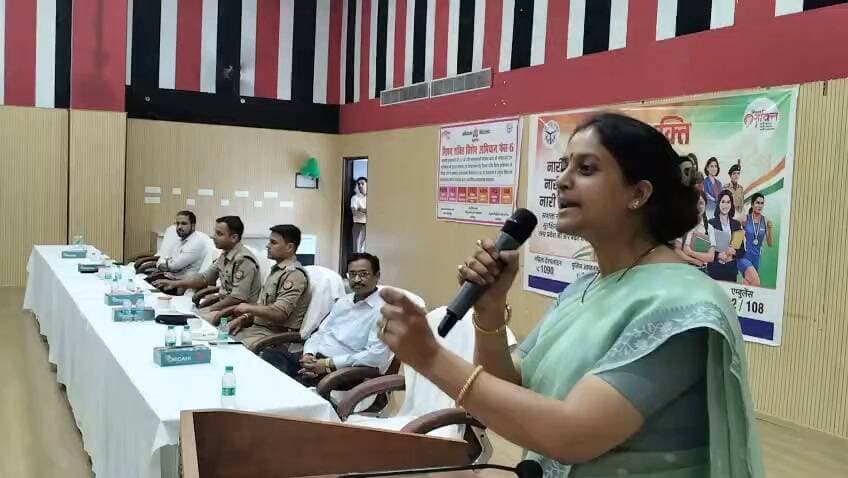फतेहपुर में स्कूलों की प्रबंध समितियों के बैंक खाते जल्द खोलने के निर्देश, डीएम ने बैंकर्स को चेताया
समग्र शिक्षा और पीएम श्री योजना की धनराशि एसएनए प्रणाली से होगी अंतरित, खाते सक्रिय नहीं होने पर प्रभावित हो सकते हैं विद्यालयों के काम
कलेक्ट्रेट में बेसिक शिक्षा विभाग की समीक्षा बैठक, डीएम निधि गुप्ता वत्स ने समयबद्ध प्रक्रिया पूरी करने के दिए निर्देश
फतेहपुर, 16 अक्टूबर 2026। उत्तर प्रदेश के फतेहपुर जिले में परिषदीय विद्यालयों के विकास कार्यों को सुचारू बनाए रखने के लिए प्रशासन ने विद्यालय प्रबंध समितियों (एसएमसी) के बैंक खाते खोलने और उन्हें सक्रिय करने की प्रक्रिया तेज करने के निर्देश दिए हैं। जिलाधिकारी निधि गुप्ता वत्स ने बैंक प्रतिनिधियों को लंबित खातों का काम जल्द पूरा करने को कहा, ताकि सरकारी योजनाओं की धनराशि विद्यालयों तक पहुंचने और निर्धारित कार्यों के संचालन में बाधा न आए।
शुक्रवार को कलेक्ट्रेट स्थित महात्मा गांधी सभागार में जिलाधिकारी की अध्यक्षता में बेसिक शिक्षा विभाग की एसएमसी संबंधी जनपद स्तरीय समीक्षा बैठक आयोजित की गई। बैठक में विभिन्न बैंकों में विद्यालय प्रबंध समितियों के खातों की स्थिति की समीक्षा करते हुए लंबित प्रकरणों को शीघ्र निस्तारित करने पर जोर दिया गया।
बैंकवार समीक्षा में खातों की स्थिति पर चर्चा
बैठक के दौरान जिलाधिकारी ने संबंधित बैंकर्स से विद्यालय प्रबंध समितियों के खातों की बैंकवार जानकारी प्राप्त की। उन्होंने निर्देश दिए कि जिन विद्यालयों के खाते अब तक नहीं खोले गए हैं, उनकी प्रक्रिया प्राथमिकता के आधार पर पूरी की जाए। जिन खातों का संचालन शुरू नहीं हुआ है, उन्हें भी जल्द क्रियाशील बनाया जाए।
प्रशासन का उद्देश्य यह सुनिश्चित करना है कि विद्यालयों को योजनाओं के तहत मिलने वाली धनराशि के उपयोग में अनावश्यक देरी न हो। खाते समय पर सक्रिय रहने से विद्यालय प्रबंध समितियां निर्धारित वित्तीय व्यवस्था के अनुसार अपने कार्यों को आगे बढ़ा सकेंगी।
एसएनए प्रणाली से होगा धनराशि का भुगतान
शासन के निर्देशों के अनुसार, वित्तीय वर्ष 2026-27 से समग्र शिक्षा और पीएम श्री योजना के अंतर्गत परिषदीय विद्यालयों के लिए धनराशि का अंतरण और भुगतान एसएनए प्रणाली के माध्यम से विद्यालय प्रबंध समितियों के बैंक खातों में किया जाना है।
ऐसे में बैंक खातों का समय पर खुलना और सक्रिय रहना महत्वपूर्ण है। प्रक्रिया में देरी होने पर विद्यालयों के निर्धारित कार्य प्रभावित होने की आशंका रहती है। इसी को ध्यान में रखते हुए जिलाधिकारी ने संबंधित अधिकारियों और बैंक प्रतिनिधियों को समन्वय बनाकर काम पूरा करने के निर्देश दिए।
अधिकारियों और बैंक प्रतिनिधियों की रही मौजूदगी
बैठक में मुख्य विकास अधिकारी पवन कुमार मीना, जिला बेसिक शिक्षा अधिकारी, अग्रणी जिला प्रबंधक (एलडीएम), सभी खंड शिक्षा अधिकारी और विभिन्न बैंकों के प्रतिनिधि उपस्थित रहे।
एनडी न्यूज़ की अपील
एनडी न्यूज़ संबंधित विभागों और बैंक अधिकारियों से अपील करता है कि विद्यालय प्रबंध समितियों के लंबित खातों को प्राथमिकता के आधार पर खोलकर सक्रिय किया जाए। अभिभावकों और विद्यालय प्रबंधन समितियों को भी खाते की स्थिति तथा आवश्यक दस्तावेजों की जानकारी समय पर दी जाए। प्रशासन नियमित समीक्षा के माध्यम से यह सुनिश्चित करे कि तकनीकी या प्रक्रियागत कारणों से बच्चों की शिक्षा और विद्यालयों के जरूरी कार्य प्रभावित न हों।
👇👇
#NDNews #दैनिक_निष्पक्ष_धारा #Fatehpur #NidhiGuptaVats #PawanKumarMeena #BasicEducation #SchoolManagementCommittee #SamagraShiksha #PMSHRI #UttarPradesh
👇👇
@dgpup
@RSSorg
@UPGovt
@wpl1090
@RSSgeet
@Uppolice
@MIB_India
@PMOIndia
@HMOIndia
@abmanglik
@VHPDigital
@igrangealld
@myogioffice
@InfoDeptUP
@dmfatehpur
@sdmsadarftp
@CMOfficeUP
@CMOUP_RC
@UPPRD1948
@ChiefSecyUP
@ChiefSecyUP
@MahantYogiG
@FatehpurSdm
@fatehpurpolice
@BajrangDalOrg
@rashtrapatibhvn
@UPMahilaKalyan
@112UttarPradesh
@myogiadityanath
@CommissionerPrg
@ADGZonPrayagraj
👇👇
🟥 ND NEWS | दैनिक निष्पक्ष धारा
मुख्य संपादक/संस्थापक: राजन सिंह हाड़ा
सह-संपादक: शालिनी सिंह भदौरिया
रिपोर्ट: फतेहपुर जिला ब्यूरो
📅 दिनांक: 16 अक्टूबर 2026, शुक्रवार
📍 फतेहपुर: 1/1, अटल बिहारी चौराहा, नियर वर्मा चौराहा, UP–212601
📍 लखनऊ: विधानसभा रोड, बर्लिंगटन चौराहा, UP–226001
📍 दिल्ली: U158, विकास मार्ग, लक्ष्मी नगर, दिल्ली–110092
📧 Email: ndnewschannel@gmail.com
📞 मोबाइल: 9696119696
संकल्प: निष्पक्ष पत्रकारिता, जनहित सर्वोपरि।