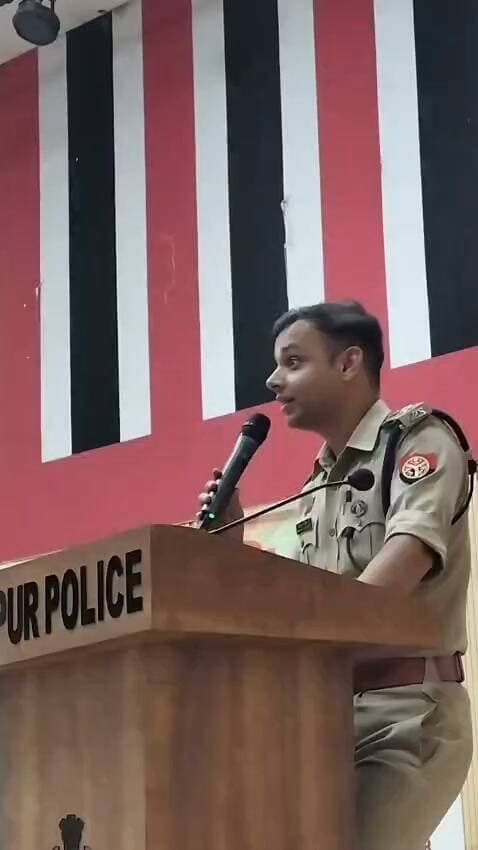 फतेहपुर में स्कूलों की प्रबंध समितियों के बैंक खाते जल्द खोलने के निर्देश, डीएम ने बैंकर्स को चेताया
समग्र शिक्षा और पीएम श्री योजना की धनराशि एसएनए प्रणाली से होगी अंतरित, खाते सक्रिय नहीं होने पर प्रभावित हो सकते हैं विद्यालयों के काम
कलेक्ट्रेट में बेसिक शिक्षा विभाग की समीक्षा बैठक, डीएम निधि गुप्ता वत्स ने समयबद्ध प्रक्रिया पूरी करने के दिए निर्देश
फतेहपुर, 16 अक्टूबर 2026। उत्तर प्रदेश के फतेहपुर जिले में परिषदीय विद्यालयों के विकास कार्यों को सुचारू बनाए रखने के लिए प्रशासन ने विद्यालय प्रबंध समितियों (एसएमसी) के बैंक खाते खोलने और उन्हें सक्रिय करने की प्रक्रिया तेज करने के निर्देश दिए हैं। जिलाधिकारी निधि गुप्ता वत्स ने बैंक प्रतिनिधियों को लंबित खातों का काम जल्द पूरा करने को कहा, ताकि सरकारी योजनाओं की धनराशि विद्यालयों तक पहुंचने और निर्धारित कार्यों के संचालन में बाधा न आए।
शुक्रवार को कलेक्ट्रेट स्थित महात्मा गांधी सभागार में जिलाधिकारी की अध्यक्षता में बेसिक शिक्षा विभाग की एसएमसी संबंधी जनपद स्तरीय समीक्षा बैठक आयोजित की गई। बैठक में विभिन्न बैंकों में विद्यालय प्रबंध समितियों के खातों की स्थिति की समीक्षा करते हुए लंबित प्रकरणों को शीघ्र निस्तारित करने पर जोर दिया गया।
बैंकवार समीक्षा में खातों की स्थिति पर चर्चा
बैठक के दौरान जिलाधिकारी ने संबंधित बैंकर्स से विद्यालय प्रबंध समितियों के खातों की बैंकवार जानकारी प्राप्त की। उन्होंने निर्देश दिए कि जिन विद्यालयों के खाते अब तक नहीं खोले गए हैं, उनकी प्रक्रिया प्राथमिकता के आधार पर पूरी की जाए। जिन खातों का संचालन शुरू नहीं हुआ है, उन्हें भी जल्द क्रियाशील बनाया जाए।
प्रशासन का उद्देश्य यह सुनिश्चित करना है कि विद्यालयों को योजनाओं के तहत मिलने वाली धनराशि के उपयोग में अनावश्यक देरी न हो। खाते समय पर सक्रिय रहने से विद्यालय प्रबंध समितियां निर्धारित वित्तीय व्यवस्था के अनुसार अपने कार्यों को आगे बढ़ा सकेंगी।
एसएनए प्रणाली से होगा धनराशि का भुगतान
शासन के निर्देशों के अनुसार, वित्तीय वर्ष 2026-27 से समग्र शिक्षा और पीएम श्री योजना के अंतर्गत परिषदीय विद्यालयों के लिए धनराशि का अंतरण और भुगतान एसएनए प्रणाली के माध्यम से विद्यालय प्रबंध समितियों के बैंक खातों में किया जाना है।
ऐसे में बैंक खातों का समय पर खुलना और सक्रिय रहना महत्वपूर्ण है। प्रक्रिया में देरी होने पर विद्यालयों के निर्धारित कार्य प्रभावित होने की आशंका रहती है। इसी को ध्यान में रखते हुए जिलाधिकारी ने संबंधित अधिकारियों और बैंक प्रतिनिधियों को समन्वय बनाकर काम पूरा करने के निर्देश दिए।
अधिकारियों और बैंक प्रतिनिधियों की रही मौजूदगी
बैठक में मुख्य विकास अधिकारी पवन कुमार मीना, जिला बेसिक शिक्षा अधिकारी, अग्रणी जिला प्रबंधक (एलडीएम), सभी खंड शिक्षा अधिकारी और विभिन्न बैंकों के प्रतिनिधि उपस्थित रहे।
एनडी न्यूज़ की अपील
एनडी न्यूज़ संबंधित विभागों और बैंक अधिकारियों से अपील करता है कि विद्यालय प्रबंध समितियों के लंबित खातों को प्राथमिकता के आधार पर खोलकर सक्रिय किया जाए। अभिभावकों और विद्यालय प्रबंधन समितियों को भी खाते की स्थिति तथा आवश्यक दस्तावेजों की जानकारी समय पर दी जाए। प्रशासन नियमित समीक्षा के माध्यम से यह सुनिश्चित करे कि तकनीकी या प्रक्रियागत कारणों से बच्चों की शिक्षा और विद्यालयों के जरूरी कार्य प्रभावित न हों।
👇👇
#NDNews #दैनिक_निष्पक्ष_धारा #Fatehpur #NidhiGuptaVats #PawanKumarMeena #BasicEducation #SchoolManagementCommittee #SamagraShiksha #PMSHRI #UttarPradesh
👇👇
@dgpup
@RSSorg
@UPGovt
@wpl1090
@RSSgeet
@Uppolice
@MIB_India
@PMOIndia
@HMOIndia
@abmanglik
@VHPDigital
@igrangealld
@myogioffice
@InfoDeptUP
@dmfatehpur
@sdmsadarftp
@CMOfficeUP
@CMOUP_RC
@UPPRD1948
@ChiefSecyUP
@ChiefSecyUP
@MahantYogiG
@FatehpurSdm
@fatehpurpolice
@BajrangDalOrg
@rashtrapatibhvn
@UPMahilaKalyan
@112UttarPradesh
@myogiadityanath
@CommissionerPrg
@ADGZonPrayagraj
👇👇
🟥 ND NEWS | दैनिक निष्पक्ष धारा
मुख्य संपादक/संस्थापक: राजन सिंह हाड़ा
सह-संपादक: शालिनी सिंह भदौरिया
रिपोर्ट: फतेहपुर जिला ब्यूरो
📅 दिनांक: 16 अक्टूबर 2026, शुक्रवार
📍 फतेहपुर: 1/1, अटल बिहारी चौराहा, नियर वर्मा चौराहा, UP–212601
📍 लखनऊ: विधानसभा रोड, बर्लिंगटन चौराहा, UP–226001
📍 दिल्ली: U158, विकास मार्ग, लक्ष्मी नगर, दिल्ली–110092
📧 Email: ndnewschannel@gmail.com
📞 मोबाइल: 9696119696
संकल्प: निष्पक्ष पत्रकारिता, जनहित सर्वोपरि।