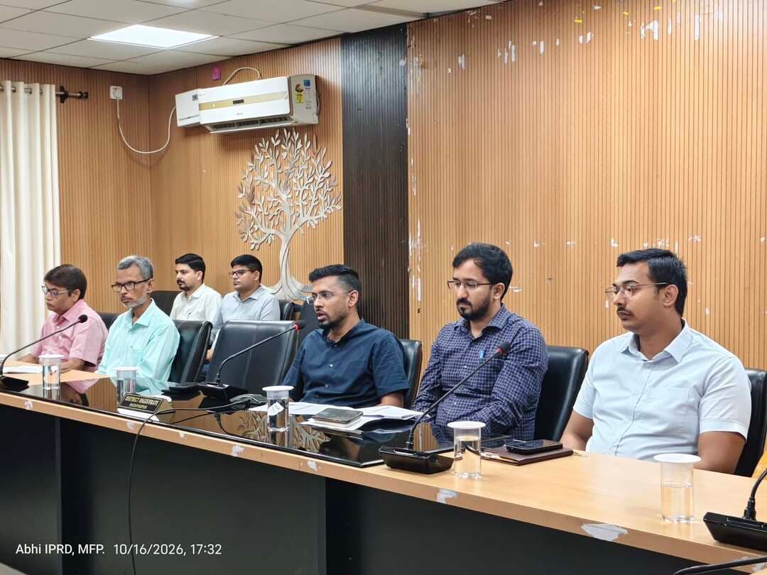 जिलाधिकारी की अध्यक्षता में जिला समन्वय समिति की बैठक का आयोजन हुआ, पदाधिकारियों को *अंतर्विभागीय समन्वय स्थापित कर जनहित के मामलों को तत्परता से हल करने* का दिया निदेश
==========================
CM QRT (क्विक रिस्पॉन्स टीम) के माध्यम से प्राप्त शिकायतों का त्वरित निराकरण करने का जिलाधिकारी ने दिया निर्देश
==========================
डीएम ने अधिकारियों को 'सेवा संकल्प एवं कायाकल्प अभियान' का सफलतापूर्वक क्रियान्वयन सुनिश्चित करने का दिया निर्देश, कोताही बरतने पर सख्त कार्रवाई की जाएगी
==========================
लोक-कल्याणकारी एवं विकासात्मक योजनाओं का सफल क्रियान्वयन जिला प्रशासन की सर्वोच्च प्राथमिकता; संबंधित विभागों के पदाधिकारी सरकार के निदेशों का अक्षरशः अनुपालन सुनिश्चित करेंः जिलाधिकारी
------------------------------------
जिलाधिकारी, मुजफ्फरपुर श्री कुमार गौरव की अध्यक्षता में आज समाहरणालय में जिला समन्वय समिति की बैठक का आयोजन हुआ। उन्होंने विभिन्न विभागों के पदाधिकारियों को आपस में समन्वय स्थापित कर आम जनता की समस्याओं का पूरी संवेदनशीलता के साथ त्वरित गति से समाधान करने का निदेश दिया।
इस बैठक में विभिन्न विभागों यथा ग्रामीण विकास, राजस्व, आपदा प्रबंधन, आपूर्ति, कल्याण, पंचायती राज, आईसीडीएस, शिक्षा, स्वास्थ्य, उद्योग, नगर विकास, अल्पसंख्यक कल्याण, श्रम, जीविका, पथ निर्माण, विद्युत, लोक स्वास्थ्य अभियंत्रण, स्थानीय क्षेत्र अभियंत्रण संगठन, मत्स्य, जल संसाधन, कृषि, सामाजिक सुरक्षा, समाज कल्याण, खेल, योजना एवं विकास, सांख्यिकी, सहकारिता सहित अनेक विभागों के कार्यों की समीक्षा की गई तथा अद्यतन प्रगति का जायजा लिया गया। जिलाधिकारी द्वारा पदाधिकारियों को विकासात्मक एवं लोक-कल्याणकारी योजनाओं का गुणवत्तापूर्ण तथा समयबद्ध तरीके से सफल क्रियान्वयन करने का निदेश दिया गया।
जिलाधिकारी ने कहा कि जनता की समस्याओं के त्वरित, संवेदनशील एवं प्रभावी समाधान की दिशा में राज्य सरकार द्वारा कुछ दिनों पूर्व एक नई पहल की गई है। माननीय मुख्यमंत्री जी के नेतृत्व में CM QRT (क्विक रिस्पॉन्स टीम) के माध्यम से नागरिक अब सोशल मीडिया के जरिए अपनी समस्याएँ सीधे सरकार तक पहुँचा रहे हैं। जिलाधिकारी ने जिला के अधिकारियों को CM QRT (क्विक रिस्पॉन्स टीम) के माध्यम से प्राप्त शिकायतों का त्वरित निराकरण करने का निर्देश दिया। उन्होंने कहा कि अधिकतम 24 घंटे में इन शिकायतों का गुणवत्तापूर्ण समाधान करें। अन्यथा लापरवाह अधिकारियों के विरुद्ध कड़ी कार्रवाई की जाएगी।
जिलाधिकारी ने कहा कि दुर्गा पूजा के अवसर पर उत्कृष्ट भीड़-प्रबंधन, सुगम यातायात तथा सुदृढ़ विधि-व्यवस्था संधारण प्रशासन की सर्वाेच्च प्राथमिकता है। सभी पदाधिकारी इसके लिए सजग, तत्पर एवं प्रतिबद्ध रहें।जिलाधिकारी ने कहा कि पदाधिकारीगण आसूचना तंत्र को सुदृढ़ एवं सक्रिय रखें तथा संवेदनशील स्थानों पर विशेष सतर्कतामूलक कार्रवाई करें। सभी एसडीओ एवं एसडीपीओ स्वयं भ्रमणशील रहें एवं क्षेत्र का जायजा लें। क्षेत्रीय पदाधिकारीगण सभी हितधारकों (स्टेकहोल्डर्स) से सार्थक संवाद कायम रखें। पूजा समितियों से निरंतर समन्वय बनाएँ रखें। सभी अनुमंडल पदाधिकारी एवं अनुमंडल पुलिस पदाधिकारी अपने-अपने क्षेत्रों में तैयारियों का पर्यवेक्षण करें। सोशल मीडिया मॉनिटरिंग सेल को सतत क्रियाशील रखें। अफवाहों का त्वरित खंडन करें। पूर्व की घटनाओं में शामिल लोगों के विरूद्ध निरोधात्मक कार्रवाई करें। भीड़ की गतिविधियों पर सीसीटीवी से निगरानी करें तथा इस आशय का फ्लेक्स/बैनर जगह-जगह प्रदर्शित करें कि आप सीसीटीवी की नजर में हैं। किसी भी आपात स्थिति से निपटने के लिए क्विक रिस्पांस टीम (क्यूआरटी) एवं क्विक मेडिकल रिस्पांस टीम (क्यूएमआरटी) तैनात रखें। आवश्यकतानुसार ड्रोन से गतिविधियों पर नज़र रखें।
जिलाधिकारी ने अधिकारियों को 'सेवा संकल्प एवं कायाकल्प अभियान' का सफलतापूर्वक क्रियान्वयन सुनिश्चित करने का निर्देश दिया। उन्होंने कहा कि इसमें कोताही बरतने पर दोषी अधिकारियों के विरुद्ध सख्त कार्रवाई की जाएगी। जिलाधिकारी ने कहा कि राज्य सरकार द्वारा ग्रामीण क्षेत्रों में पूर्व से अवस्थित आधारभूत संरचनाओं एवं परिसम्पत्तियों को सुदृढ़ करने तथा नए परिसम्पत्तियों का निर्माण करने हेतु सेवा संकल्प एवं कायाकल्प मिशन प्रारंभ किया गया है। इसके तहत विद्यालयों, आंगनबाड़ी केन्द्रों, सामुदायिक भवनों, स्वास्थ्य उप केन्द्रों का सुदृढ़ीकरण/ उन्नयन एवं नवनिर्माण तथा अन्य महत्वपूर्ण योजनाओं को शामिल किया गया है। इसके लिए प्रखण्ड स्तर पर प्रखण्ड विकास पदाधिकारी तथा जिला स्तर पर उप विकास आयुक्त नोडल पदाधिकारी हैं।
जिलाधिकारी ने अंचल अधिकारियों को नाव परिचालन में निर्धारित मानकों का उल्लंघन करने वाले नाव संचालकों तथा नाविकों के विरूद्ध सख्त कार्रवाई करने का निदेश दिया है। उन्होंने कहा कि जन-सुरक्षा से खिलवाड़ बर्दाश्त नहीं किया जा सकता है। ओवरलोडिंग या अवैध परिचालन करने वालों के विरूद्ध विधि-सम्मत सख्त कार्रवाई करें।
जिलाधिकारी ने कहा कि राज्य सरकार के आदेश एवं उद्देश्य के अनुरूप मुजफ्फरपुर जिला में भी जनहित की योजनाओं का सफलतापूर्वक क्रियान्वयन किया जा रहा है। सभी पंचायतों एवं नगर निकायों में सहयोग शिविर का आयोजन किया जा रहा है एवं प्राप्त आवेदनों का निर्धारित समय-सीमा के अंदर निष्पादन किया जा रहा है। अभी तक प्राप्त आवेदनों में से 94 प्रतिशत से अधिक आवेदनों को गुणवतापूर्ण रूप से निष्पादित किया गया है। लोग काफी संतुष्ट हैं। शेष आवेदनों को भी निर्धारित समय में निष्पादित किया जा रहा है। इसके लिए पदाधिकारियों को निर्देशित किया गया है।
जिलाधिकारी ने कहा कि अधिकारीगण स्व-उतरदायित्व एवं स्व-अनुशासन की भावना से काम कर रहे हैं। यह प्रशंसा का विषय है। उन्होंने कहा कि सभी क्षेत्रीय पदाधिकारीगण यह सुनिश्चित करंे कि आम जनता को अपनी समस्याओं को लेकर कार्यालयों का दौर न लगाना पड़े। छोटे-छोटे कार्यों को लेकर भी लोगों को परेशान न होना पड़े यह क्षेत्रों में पदस्थापित अधिकारीगण सुनिश्चित करें। जिलाधिकारी ने कहा कि इसके लिए हर स्तर पर पदाधिकारियों को रिस्पाँसिव होना पड़ेगा। कार्य-संस्कृति को सुदृढ़ रखना होगा।
जिलाधिकारी ने कहा कि समन्वय बैठक का मूल उद्देश्य अतंर्विभागीय समन्वय सुनिश्चित करना है ताकि जनहित के कार्यों को तत्परता से क्रियान्वित किया जा सके। जो भी समस्याएं आती है उसका संबंधित विभागों के पदाधिकारी आपस में संवाद एवं समन्वय स्थापित करते हुए तेजी से समाधान करें।
=========================
जिलाधिकारी द्वारा बैठक में ही आंगनवाड़ी केंद्रों, स्वास्थ्य उप केन्द्रों इत्यादि के निर्माण के लिए भूमि उपलब्धता के अंतर्विभागीय लंबित मामलों का समाधान किया गया। उन्होंने अपर समाहर्ता को संबंधित विभागों के पदाधिकारियों के साथ सार्थक समन्वय एवं सुदृढ़ संवाद स्थापित कर अंचल अधिकारियों के माध्यम से सभी योजनाओं के लिए तत्परता से भूमि उपलब्ध कराने का निदेश दिया।
==========================
जिलाधिकारी ने कहा कि इस तरह की बैठकों का काफी महत्व है। विकास, राजस्व, कल्याण, ग्रामीण विकास, आईसीडीएस, स्वास्थ्य, अभियंत्रण सहित सभी विभागों के अधिकारियों के बीच भूमि उपलब्धता, सीमांकन, एनओसी इत्यादि के लंबित मामलों का आपसी समन्वय के द्वारा निपटारा किया जाता है।
जिलाधिकारी ने कहा कि पदाधिकारीगण आवश्यकतानुसार अन्तर्विभागीय समन्वय स्थापित कर पूर्ण पारदर्शिता, उत्तरदायित्व एवं संवेदनशीलता के साथ कार्य करें।
इस बैठक में जिलाधिकारी द्वारा आँगनबाड़ी केन्द्रों का भवन निर्माण, सहयोग शिविर का आयोजन, सामाजिक सुरक्षा पेंशन योजना, पंचायत सरकार भवनों का निर्माण, कन्या विवाह मंडप का निर्माण, लोक शिकायत निवारण तथा लोक सेवा के अधिकार से संबंधित मामलों, वीबी जी राम जी सहित विभिन्न योजनाओं में साप्ताहिक प्रगति की समीक्षा की गई तथा अद्यतन स्थिति का जायजा लिया गया। डीएम ने कहा कि सरकार के विकासात्मक एवं लोक-कल्याणकारी योजनाओं का सफल क्रियान्वयन जिला प्रशासन की सर्वोच्च प्राथमिकता है। इसके लिए सभी पदाधिकारी सजग, तत्पर एवं प्रतिबद्ध रहें। विभिन्न विभागों के जिन-जिन कार्यों तथा योजनाओं के लिए जमीन की उपलब्धता, अनापति प्रमाण-पत्र, सीमांकन, अतिक्रमण हटाने इत्यादि का मामला लंबित है उसके लिए प्रखंड-स्तरीय विभागीय पदाधिकारी एवं संबंधित अंचल अधिकारी समन्वय स्थापित कर कार्यों में तेजी लायें तथा मामले का समाधान करते हुए प्रतिवेदन उपलब्ध कराएं। संबंधित अनुमंडल पदाधिकारी इसका पर्यवेक्षण करेंगे तथा अपर समाहर्ता इसका अनुश्रवण करेंगे।
===================
जिला प्रोग्राम कार्यालय, आईसीडीएस के कार्यों की समीक्षा के दौरान जिलाधिकारी ने डीपीओ, आईसीडीएस को निर्देश दिया कि जिला के सभी 5,617 आँगनबाड़ी केन्द्रों पर आधारभूत संरचनाएं उपलब्ध रहनी चाहिए। शुद्ध पेयजल एवं शौचालय की समुचित व्यवस्था तथा विद्युत की उपलब्धता सुनिश्चित रहनी चाहिए। जिला में कुल 17 बाल विकास परियोजना है। जिलाधिकारी द्वारा बैठक में वीबी जी राम जी के कन्वर्जेन्स तथा नाबार्ड के वित्त पोषण से आंगनबाड़ी केन्द्रों के भवन निर्माण में प्रगति की समीक्षा की गई। जिलाधिकारी ने उप विकास आयुक्त को डीपीओ मनरेगा, डीपीओ आईसीडीएस, कार्यपालक अभियंता एलएईओ-1 एवं 2 तथा जिला योजना पदाधिकारी के साथ नियमित रूप से समीक्षा कर निर्धारित लक्ष्य के अनुरूप उपलब्धि सुनिश्चित करने का निदेश दिया। साथ ही निर्माणाधीन भवनों को समय-सीमा के अंदर पूर्ण कराने का निदेश दिया गया।
जिलाधिकारी ने डीपीओ आईसीडीएस को आंगनबाड़ी केन्द्रों पर अन्नप्राशन, गोदभराई एवं वीएचएसएनडी का प्रावधानों के अनुसार सफलतापूर्वक आयोजन करने का निदेश दिया। आँगनबाड़ी केन्द्रों का लगातार निरीक्षण करने तथा योजनाओं का सफल क्रियान्वयन सुनिश्चित करने का निदेश दिया गया।
जिलाधिकारी ने कहा कि शिक्षा, स्वास्थ्य, कृषि, महिला सशक्तिकरण, आधारभूत संरचना, ग्रामीण विकास, नगर विकास सहित सभी विषयों पर सरकार का विशेष ध्यान है। इसी के अनुरूप पारदर्शिता एवं उत्तरदायित्व के सिद्धान्त पर चलते हुए जिला प्रशासन, मुजफ्फरपुर द्वारा लोक-कल्याणकारी एवं विकासात्मक योजनाओं का सफल क्रियान्वयन किया जा रहा है।
===================
जिलाधिकारी ने कहा कि 373 पंचायतों में पंचायत विकास दिवस का आयोजन किया जा रहा है। सामाजिक सुरक्षा पेंशन योजनाओं का सफलतापूर्वक क्रियान्वयन किया जा रहा है। मुजफ्फरपुर जिला में लगभग 40 सड़क, पुल-पुलिया, फ्लाईओवर इत्यादि का तेजी से निर्माण हो रहा है। जिलाधिकारी ने कहा कि इन सब योजनाओं से लोगों के जीवन स्तर में काफी गुणात्मक बदलाव आ रहा है।
===================
जिलाधिकारी ने महाप्रबंधक, जिला उद्योग केन्द्र को निदेश दिया कि मुख्यमंत्री महिला उद्यमी योजना, मुख्यमंत्री अनुसूचित जाति-जनजाति उद्यमी योजना, मुख्यमंत्री अति पिछड़ा वर्ग उद्यमी योजना, मुख्यमंत्री युवा उद्यमी योजना एवं मुख्यमंत्री अल्पसंख्यक उद्यमी योजना का विभाग के निर्देशों के अनुरूप बेहतर ढंग से क्रियान्वयन करें। लक्ष्य के अनुरूप प्रगति लाएँ। लाभुकों को प्रथम, द्वितीय एवं तृतीय किस्त का भुगतान नियमानुसार ससमय करें।
======================
लोक शिकायत निवारण एवं आरटीपीएस
======================
जिलाधिकारी द्वारा लोक शिकायत निवारण एवं आरटीपीएस से संबंधित मामलों की समीक्षा की गयी। सभी लोक प्राधिकारों एवं अधिकारियों को आवेदनों का त्वरित निष्पादन करने का निदेश दिया गया।
जिलाधिकारी ने कहा कि बिहार लोक शिकायत निवारण अधिकार अधिनियम सरकार की महत्वाकांक्षी योजना है। लोक शिकायतों की सुनवाई में लोक प्राधिकारों की हर हाल में शत-प्रतिशत उपस्थिति सुनिश्चित रहनी चाहिए।
जिलाधिकारी ने कहा कि लोक शिकायतों के केवल निष्पादन से काम नहीं चलेगा। जनता की संतुष्टि सर्वोपरि है। सभी पदाधिकारी जनहित के कार्यों को सर्वोच्च प्राथमिकता दें। इसमें किसी भी प्रकार की शिथिलता, लापरवाही या अनियमितता बर्दाश्त नहीं की जाएगी।
==========================
बैठक में अंचलाधिकारियों एवं थानाध्यक्षों की संयुक्त साप्ताहिक बैठक की समीक्षा की गई। जिलाधिकारी ने कहा कि संयुक्त बैठक का भूमि विवादों के समाधान में महत्वपूर्ण भूमिका है। उन्होंने सभी अनुमंडल पदाधिकारियों को यह सुनिश्चित करने का निदेश दिया कि नियमित तौर पर अंचलाधिकारी एवं थानाध्यक्ष का हरएक सप्ताह संयुक्त बैठक आयोजित हो। साथ ही इसे भू-समाधान पोर्टल पर भी अपलोड किया जाए।
जिलाधिकारी द्वारा आरटीपीएस में प्रगति की समीक्षा की गई। उन्होंने कहा कि एक्सपायर्ड मामलों की संख्या हर हाल में शून्य रहनी चाहिए। उन्होंने कहा कि आरटीपीएस अधिनियम के प्रावधानों के अनुरूप समय-सीमा के अंदर आवेदनों का गुणवत्तापूर्ण निष्पादन सुनिश्चित करें। आम जनता को सेवा प्रदान करने में कोई कोताही बर्दाश्त नहीं की जाएगी।
जिलाधिकारी ने कहा कि बिहार लोक शिकायत निवारण अधिकार अधिनियम, 2015 तथा बिहार लोक सेवाओं का अधिकार अधिनियम, 2011 का सफल क्रियान्वयन सरकार की सर्वोच्च प्राथमिकता है। सभी पदाधिकारी इसके लिए सजग, तत्पर एवं प्रतिबद्ध रहें। योजनाओं के क्रियान्वयन में शिथिलता, अनियमितता एवं लापरवाही बर्दाश्त नहीं की जाएगी।
जिलाधिकारी ने अधिकारियों को निदेश दिया कि सहयोग पोर्टल, सीपीग्राम, जिला जनता दरबार सहित विभिन्न स्रोतों से प्राप्त आवेदनों को त्वरित गति से निष्पादित करें।
जिलाधिकारी ने उप विकास आयुक्त को सभी योजनाओं के क्रियान्वयन में प्रगति का अनुश्रवण करने का निदेश दिया।
जिलाधिकारी ने कहा कि *पारदर्शिता एवं उत्तरदायित्व* सुनिश्चित करते हुए *जनहित के कार्यों को जिला प्रशासन द्वारा सर्वोच्च प्राथमिकता* के साथ सम्पन्न किया जाता है। *आम जनता को दैनन्दिन कार्यों में समस्या का सामना न करना पड़े, इसके लिए सम्पूर्ण प्रशासनिक सजग, तत्पर एवं प्रतिबद्ध* है।
इस बैठक में जिलाधिकारी के साथ नगर आयुक्त, उप विकास आयुक्त, अपर समाहर्ता, आपदा प्रबंधन, जिला आपूर्ति पदाधिकारी सहित संबंधित विभागों के जिला-स्तरीय पदाधिकारी, अनुमंडल पदाधिकारी, अनुमंडल लोक शिकायत निवारण पदाधिकारी, प्रखंड विकास पदाधिकारी, अंचलाधिकारी, बाल विकास परियोजना पदाधिकारी, प्रखण्ड पंचायत राज पदाधिकारी, प्रखण्ड आपूर्ति पदाधिकारी तथा अन्य भी उपस्थित थे।
#CMSamrat
#samratchoudhary
CMO Bihar
Information & Public Relations Department, Government of Bihar