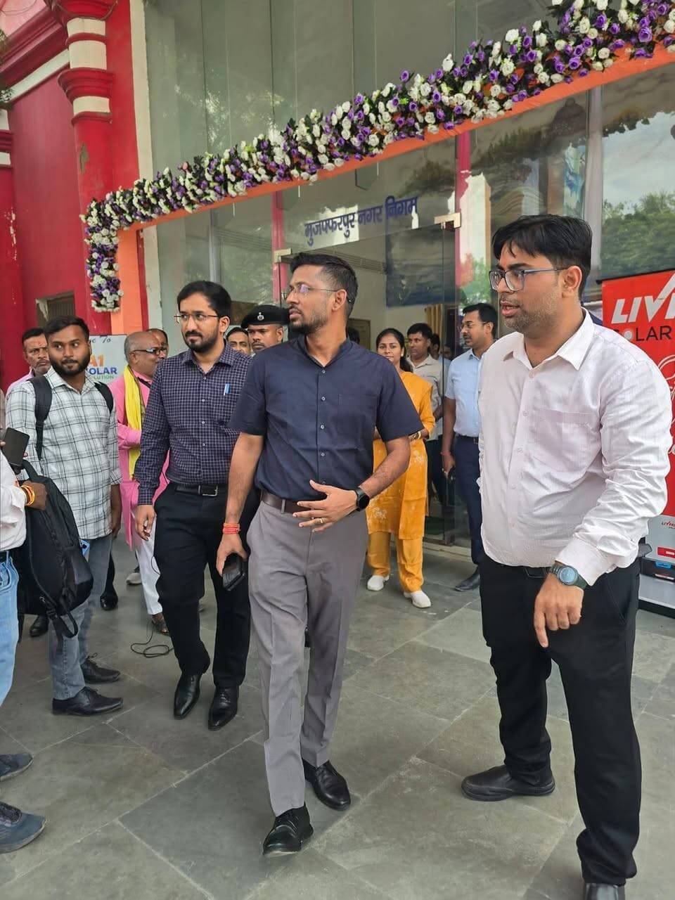 मुजफ्फरपुर टाउन हॉल में पीएम सूर्य घर योजना के विशेष शिविर का शुभारंभ, 165 सरकारी कर्मियों ने कराया रजिस्ट्रेशन
मुजफ्फरपुर, 16 अक्टूबर 2026। जिला पदाधिकारी श्री कुमार गौरव , IAS की अध्यक्षता में आज टाउन हॉल, मुजफ्फरपुर में प्रधानमंत्री सूर्य घर: मुफ्त बिजली योजना के तहत सरकारी कर्मियों एवं पदाधिकारियों के लिए विशेष शिविर का आयोजन किया गया। शिविर का शुभारंभ दीप प्रज्वलित कर किया गया।
इस अवसर पर जिला पदाधिकारी महोदय ने अपने संबोधन में कहा कि सरकारी कर्मियों एवं पदाधिकारियों द्वारा अपने घरों पर रूफटॉप सोलर लगवाने से आम जनता भी प्रेरित होगी। इससे न केवल बिजली बिल में बचत होगी, बल्कि हरित ऊर्जा एवं स्वच्छ पर्यावरण को भी बढ़ावा मिलेगा। उन्होंने बताया कि सरकारी सब्सिडी का लाभ लेकर उपभोक्ता अपने बिजली खर्च को काफी कम कर सकते हैं। कई मामलों में सोलर सिस्टम की मासिक EMI, वर्तमान बिजली बिल से भी कम हो सकती है।
जिला पदाधिकारी महोदय ने विशेष रूप से शिक्षा विभाग से जुड़े शिक्षकों एवं अन्य कर्मियों को इस योजना से जोड़ने पर बल दिया। उन्होंने कहा कि प्रखंड स्तर पर भी विशेष शिविर आयोजित किए जाएंगे। दुर्गा पूजा के बाद जिले के प्रत्येक प्रखंड में शिविर लगाकर अधिक से अधिक सरकारी कर्मियों एवं पदाधिकारियों को योजना का लाभ दिलाने का प्रयास किया जाएगा।
शिविर में सरकारी कर्मियों एवं पदाधिकारियों ने उत्साहपूर्वक भाग लिया तथा कुल 165 सरकारी कर्मियों ने योजना के अंतर्गत रजिस्ट्रेशन कराया। पंजीकृत लाभार्थियों के घरों में निर्धारित प्रक्रिया के अनुसार अधिकृत वेंडरों के माध्यम से रूफटॉप सोलर सिस्टम स्थापित किया जाएगा। शिविर में 25 से अधिक वेंडरों ने भाग लिया और उपभोक्ताओं को विभिन्न आकर्षक ऑफर एवं सोलर इंस्टॉलेशन से संबंधित जानकारी उपलब्ध कराई।
अंत में जिला पदाधिकारी महोदय ने जिले के सभी सरकारी कर्मियों एवं पदाधिकारियों से अपील की कि वे प्रधानमंत्री सूर्य घर: मुफ्त बिजली योजना का अधिक से अधिक लाभ उठाएं और स्वच्छ एवं हरित ऊर्जा को बढ़ावा देने में अपनी सक्रिय भागीदारी सुनिश्चित करें।
#CMSamrat
#samratchoudhary
Information & Public Relations Department, Government of Bihar
