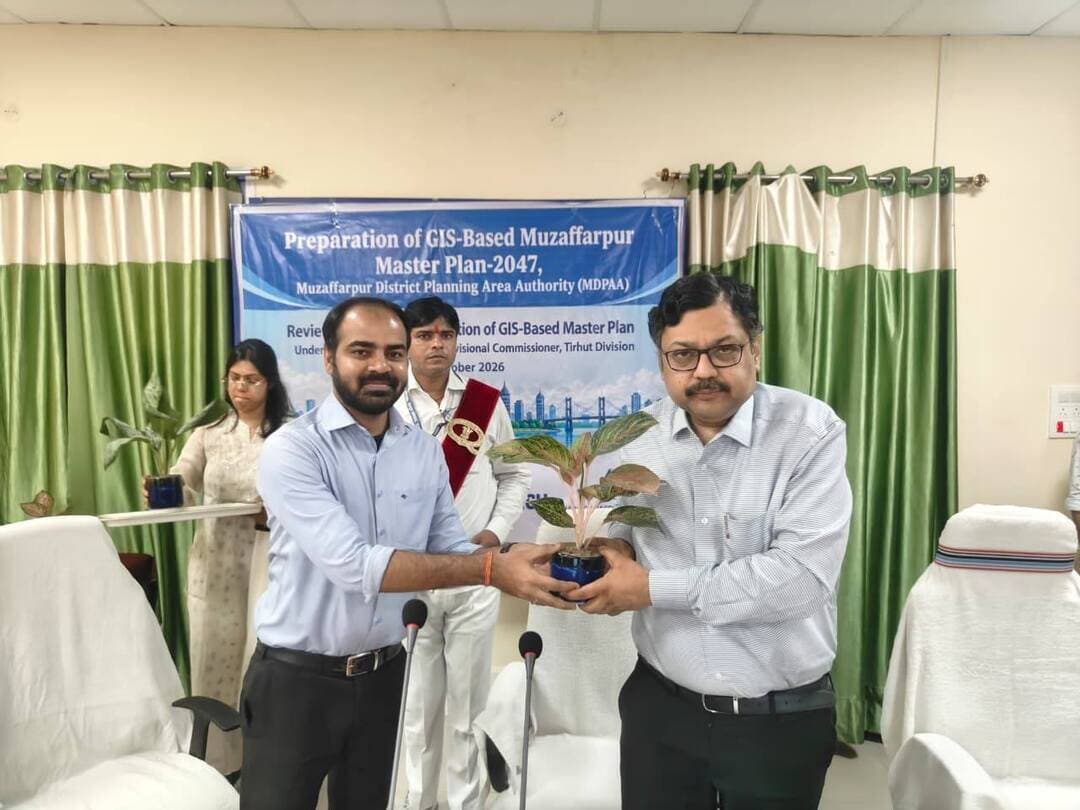 प्रमंडलीय आयुक्त की अध्यक्षता में मुजफ्फरपुर जिला आयोजना क्षेत्र प्राधिकार की बैठक का आयोजन हुआ; मास्टर प्लान-2047 के प्रारूप पर विस्तृत चर्चा हुई
--------------------------------
योजनाबद्ध ढंग से शहरीकरण एवं आयोजना क्षेत्र के समावेशी तथा सतत विकास सुनिश्चित करने हेतु सभी आवश्यक कार्यों को शामिल करने का प्रमंडलीय आयुक्त ने अधिकारियों को दिया निदेश
---------------------------------
अंतर्विभागीय समन्वय एवं माइक्रो-प्लानिंग सुनिश्चित करें; मुजफ्फरपुर जिला आयोजना क्षेत्र प्राधिकार का वेबसाइट निर्माण कर जनहित की सभी सूचनाओं को नागरिक प्रक्षेत्र में उपलब्ध करायेंः प्रमंडलीय आयुक्त
---------------------------------
मुजफ्फरपुर, शुक्रवार, दिनांक 16.10.2026ः आयुक्त, तिरहुत प्रमंडल, मुजफ्फरपुर श्री गिरिवर दयाल सिंह की अध्यक्षता में आज मुजफ्फरपुर जिला आयोजना क्षेत्र प्राधिकार की बैठक का आयोजन हुआ। इसमें प्राधिकार द्वारा तैयार किये जा रहे मुजफ्फरपुर मास्टर प्लान-2047 के प्रारूप (ड्राफ्ट मास्टर प्लान) पर विस्तृत चर्चा की गयी।
इस बैठक में नगर विकास एवं आवास विभाग, राजस्व, ग्रामीण विकास, पथ निर्माण, एनएचएआई, वन प्रमंडल, रेलवे, परिवहन, जल संसाधन, विद्युत आपूर्ति, बुडको, उद्योग सहित जिला प्रशासन एवं अन्य सभी हितधारक विभागों के पदाधिकारीगण उपस्थित थे। प्रमंडलीय आयुक्त ने इन सभी विभागों के पदाधिकारियों को आपस में सुदृढ़ समन्वय एवं सार्थक संवाद स्थापित कर सरकार के आदेश का अक्षरशः अनुपालन सुनिश्चित करने का निदेश दिया। उन्होंने कहा कि जनता की आवश्यकता एवं आकांक्षा के अनुरूप सरकार द्वारा सभी क्षेत्रों का विकास किया जा रहा है। इसी के तहत सरकार के आदेशानुसार मुजफ्फरपुर जिला आयोजना क्षेत्र प्राधिकार द्वारा ड्राफ्ट मास्टर प्लान तैयार किया जा रहा है। उन्होंने कहा कि इसमें विकास के बदलते आयाम, अन्य बड़े-बड़े शहरों की प्रगति, जनता की बढ़ती आवश्यकताओं सहित सभी तथ्यों को ध्यान में रखने की जरूरत है। प्रमंडलीय आयुक्त ने कहा कि यह मास्टर प्लान-2047 आगामी वर्षों में संतुलित, समावेशी एवं सतत विकास का मार्गदर्शक दस्तावेज होगा। इसके अंतर्गत भूमि उपयोग, परिवहन, आवास, आधारभूत संरचना, पर्यावरण संरक्षण, आर्थिक विकास तथा सरकार की महत्वाकांक्षी तिरहुत ग्रीनफिल्ड सैटलाईट टाउनशिप जैसी महत्वपूर्ण परियोजनाओं के लिए दीर्घकालिक विकास रणनीति भी शामिल रहेगी। प्रमंडलीय आयुक्त ने अधिकारियों को निदेश दिया कि योजनाबद्ध ढंग से शहरीकरण एवं आयोजना क्षेत्र के समावेशी तथा सतत विकास सुनिश्चित करने हेतु सभी ज़रूरी कार्यों को मास्टर प्लान में शामिल करें। उन्होंने कहा कि किसी भी योजना या कार्यक्रम के सफल होने के लिए अधिकतम जन-सहभागिता आवश्यक है। अतः अधिकारीगण आम जनता सहित सभी स्टेकहोल्डर से सुझाव तथा फीडबैक लें तथा नियमानुसार इसे ड्राफ्ट मास्टर प्लान में शामिल करें।
इस बैठक में नगर आयुक्त-सह-मुख्य कार्यपालक पदाधिकारी, मुजफ्फरपुर नगर निगम, मुजफ्फरपुर जिला आयोजना क्षेत्र प्राधिकार, मुजफ्फरपुर द्वारा पीपीटी के माध्यम से एजेंडावार प्रतिवेदन प्रस्तुत किया गया। उपस्थित सभी विभागों एवं हितधारकों के पदाधिकारियों द्वारा जीआईएस-आधारित मुजफ्फरपुर मास्टर प्लान-2047 के प्रारूप (ड्राफ्ट) पर विस्तृत चर्चा की गयी। निर्माण कार्यों का नियमन एवं नियमों का अनुपालन, विभागीय समन्वय एवं अनुपालन, जीआईएस-आधारित मुजफ्फरपुर मास्टर प्लान-2047 की वर्तमान स्थिति, मानचित्र, डेटा, अद्यतन स्थिति, टास्क फोर्स का गठन सहित सभी पहलुओं पर एक-एक कर विस्तार से चर्चा की गयी। आयुक्त महोदय के संज्ञान में लाया गया कि मुजफ्फरपुर नगर निगम क्षेत्र के विस्तार के प्रस्तावित योजना के तहत मुजफ्फरपुर आयोजना क्षेत्र का क्षेत्रफल 428.29 वर्ग किलोमीटर है। इसके अंतर्गत तीन शहरी स्थानीय निकाय (मुजफ्फरपुर नगर निगम, काँटी नगर परिषद तथा माधोपुर सुस्ता नगर पंचायत) एवं 274 गाँव शामिल है। मुजफ्फरपुर मास्टर प्लान-2047 के पाँचवें चरण मास्टर प्लान के प्रारूप निर्माण हेतु आज विभिन्न स्टेकहोल्डर के साथ चर्चा की जा रही है। कुल ग्यारह चरणों में कार्य होना है। विभिन्न हितधारक विभागों यथा राजस्व, ग्रामीण विकास, नगर विकास एवं आवास विभाग, उद्योग, पथ निर्माण, एनएचएआई इत्यादि के वर्ष 2047 तक के विकास विजन, भावी योजनाओं, प्रस्तावित परियोजनाओं, भूमि एवं अवसंरचनाओं से संबंधित आवश्यकताओं तथा अन्य महत्वपूर्ण सुझावों को मास्टर प्लान में शामिल किया जायेगा।
प्रमंडलीय आयुक्त ने अधिकारियों को निदेश देते हुए कहा कि पारदर्शिता एवं उत्तरदायित्व सुनिश्चित करते हुए अग्रतर कार्य करें। पदाधिकारीगण अंतर्विभागीय समन्वय एवं माइक्रो-लेवल पर प्लानिंग सुनिश्चित करें। उन्होंने नगर आयुक्त को निदेश दिया कि मुजफ्फरपुर जिला आयोजना क्षेत्र प्राधिकार का *वेबसाइट निर्माण कर जनहित की सभी सूचनाओं को नागरिक प्रक्षेत्र* (पब्लिक डोमेन) में उपलब्ध करायें।
प्रमंडलीय आयुक्त ने विभिन्न विभागों के अधिकारियों को निदेश दिया कि ओवरलैपिंग न हो यह सुनिश्चित करें। उन्होंने प्राधिकार के अधिकारियों को निदेश दिया कि विभिन्न विभागों के कार्यालय प्रधानों के साथ एक-एक कर विस्तार से कन्सलटेशन करें तथा जनहित के कार्यों को शामिल करें। पदाधिकारीगण क्षेत्रों का भ्रमण करें तथा लोगों से मिलकर उनका सुझाव लें। उन्होंने कहा कि छठ महापर्व के पश्चात वे कार्यों में प्रगति की पुनः समीक्षा करेंगे।
#CMSamrat
#samratchoudhary
CMO Bihar
Information & Public Relations Department, Government of Bihar