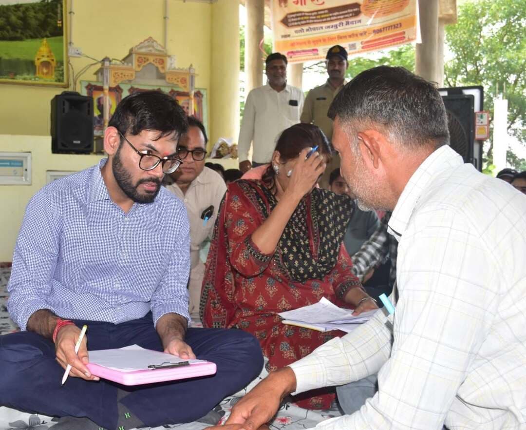 मुख्यमंत्री जन विश्वास अभियान के अंतर्गत विकासखंड मल्हारगढ़ के ग्राम आक्याबिका में जन संवाद हुआ। कलेक्टर श्री दिव्यांक सिंह ने मौजूद ग्रामीण जनों से संवाद करते हुए उनकी समस्याओं की जानकारी प्राप्त की। मौके पर ही 53 आवेदनों का निराकरण किया गया। आसपास के ग्रामीण क्षेत्र का भी भ्रमण कर जन संवाद किया गया। अधिकारी भी ग्रामीण क्षेत्र में मौजूद रहे ग्रामीणों से चर्चा की समस्याओं का निराकरण किया। आक्याबिका में आयोजित जन संवाद में 127 आवेदन प्राप्त हुए। इस दौरान सीईओ जिला पंचायत से अनुकूल जैन, एसडीएम श्रीमती स्वाति तिवारी एवं जिलाअधिकारी मौजूद थे l
#Mandsaur
#मंदसौर