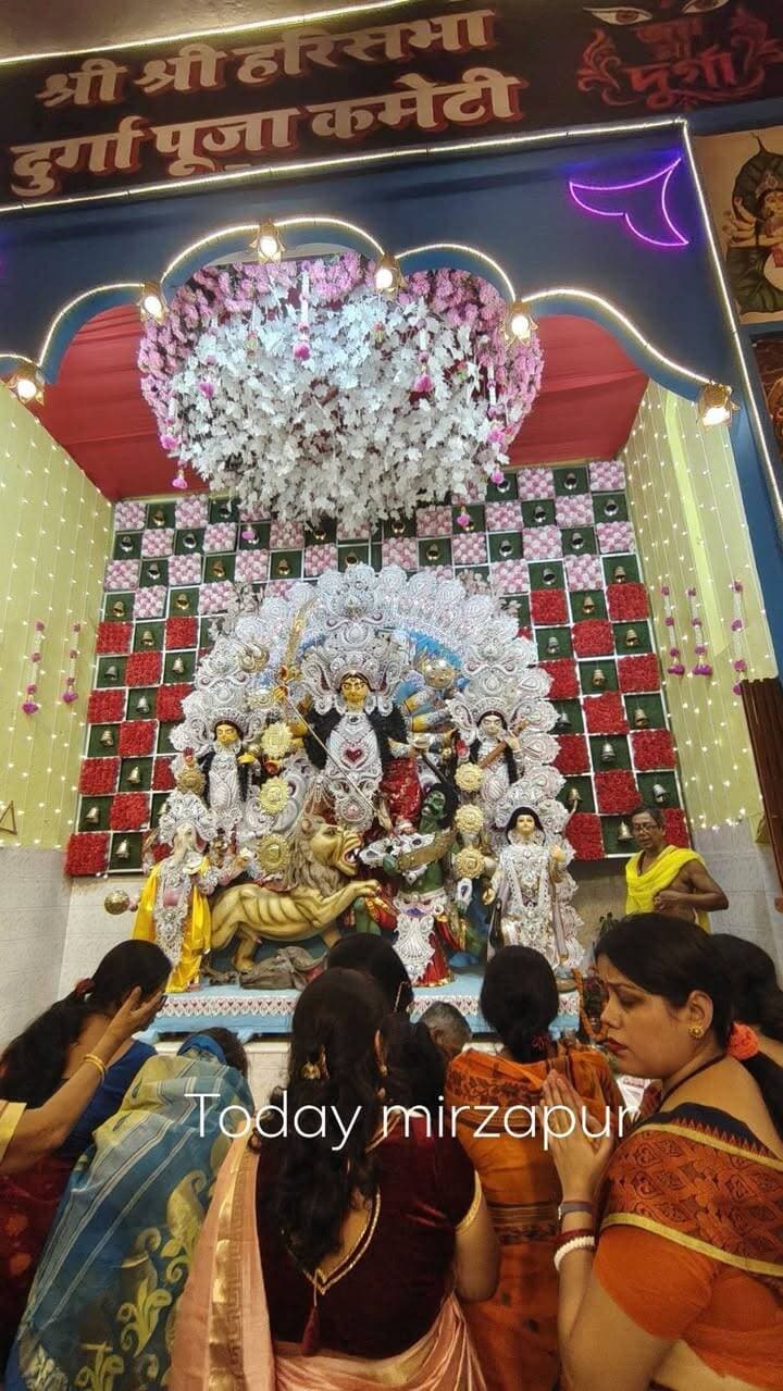 मिर्जापुर: सुंदर घाट हरि सभा में स्थापित हुईं मां दुर्गा की प्रतिमा, पांच दिनों तक होंगे दर्शन
मिर्जापुर। नगर के सुंदर घाट स्थित हरि सभा में आज मां दुर्गा की प्रतिमा स्थापित की गई। इस बार श्रद्धालुओं को पांच दिनों तक मां दुर्गा के दर्शन का सौभाग्य प्राप्त होगा। दशमी के दूसरे दिन मां दुर्गा की प्रतिमा का विसर्जन किया जाएगा।
#Mirzapur #मिर्जापुर #मांदुर्गा #शारदीयनवरात्रि #TodayMirzapurNews