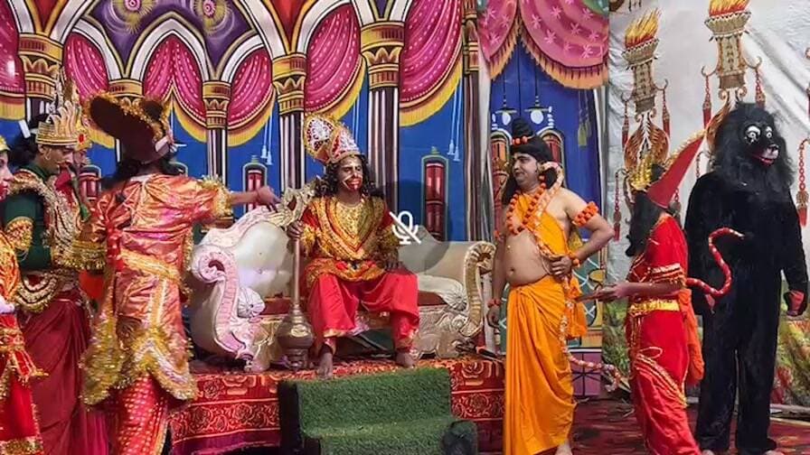 श्री जालपा कला मंच सेरु के कलाकारों द्वारा किया जा रहा बाली वध के दृश्य का रोमांचक चित्रण