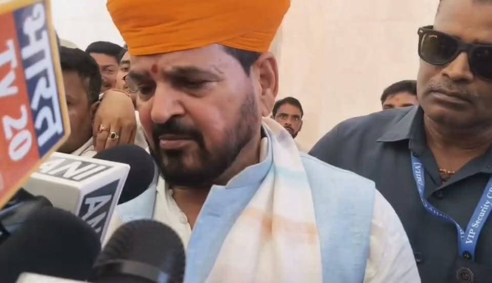 सीतापुर
बृजभूषण शरण सिंह का बड़ा बयान
Gen-Z पर उठाए सवाल, सनातन परंपरा से मेल नहीं खाने की कही बात, सुप्रीम कोर्ट पर दबाव बनाने की कोशिश का आरोप, बोले- इमरजेंसी में भी ऐसा नहीं हुआ था*
देश में हो रहे आंदोलनों को लेकर बोले- आंदोलन हो नहीं रहा, करवाया जा रहा है,
आंदोलनों के पीछे विदेशी ताकतों के सक्रिय होने का भी लगाया आरोप*
गांधी डिग्री कॉलेज पड़ाव मैदान में विधायक मनीष रावत की कथा के चौथे दिन पहुंचे थे पूर्व सांसद बृजभूषण शरण
