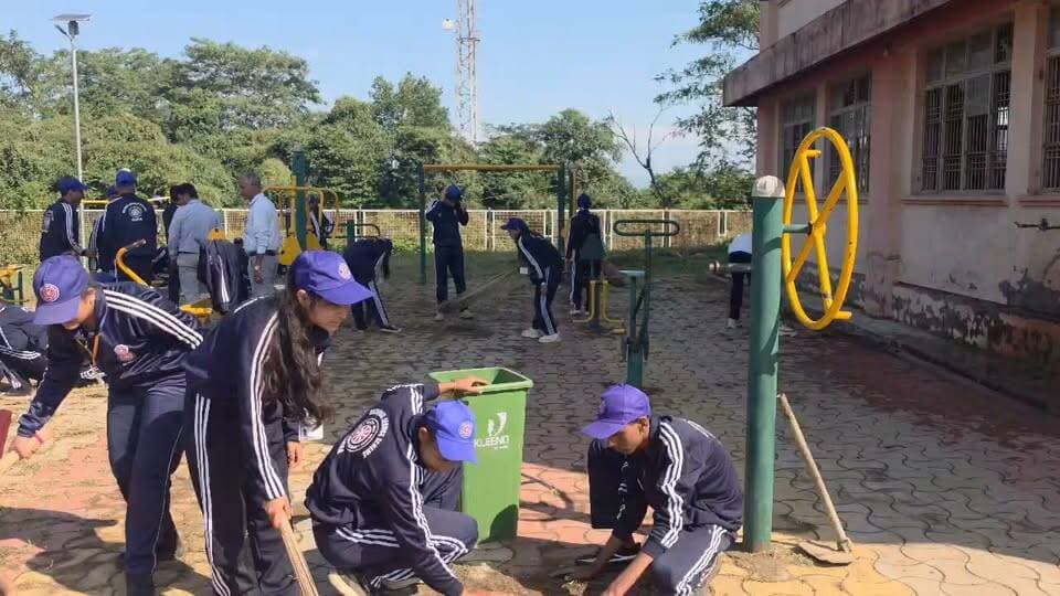 देहरा ।। News123 ।। आज राजकीय आदर्श वरिष्ठ माध्यमिक पाठशाला ढलियारा में चल रहे सात दिवसीय विशेष एन एस एस के शिविर के दूसरे दिन विभिन्न गतिविधियां एनएसएस वॉलिंटियर्स के द्वारा करवाई गई इसमें विशेषकर हिमाचल प्रदेश पुलिस विभाग की तरफ से पुलिस स्टेशन देहरा से असिस्टेंट सब इंस्पेक्टर श्री अनुष राणा जी बतौर रिसोर्स पर्सन उपस्थित हुए उनके साथ कांस्टेबल मैडम शमिला ठाकुर जी भी उपस्थित रहे ,उन्होंने वॉलिंटियर्स को साइबर सुरक्षा, साइबर क्राइम महिला सुरक्षा रोड सेफ्टी नशे के प्रति कानून की महत्वपूर्ण जानकारी वॉलिंटियर्स के साथ साझा की। इस मौके पर विद्यालय के कार्यकारी प्रधानाचार्य श्री सुनील कुमार डढवाल जी दोनों प्रोग्राम अधिकारी श्री संजीव कुमार संधु जी एवं श्रीमती रेणु सरोच जी, कार्यालय अधीक्षक श्री पवन सिंह राणा जी, वह श्री दिनेश शर्मा जी प्रवक्ता केमिस्ट्री, पी ई टी सतीश राणा जी विशेष रूप से इस एजुकेशनल सेशन में उपस्थित रहे।
इसके अलावा वॉलिंटियर्स ने आज फीलड बरक के दौरान विद्यालय परिसर से विभिन्न प्रकार की उगी हुई झाड़ियां को साफ किया तथा विज्ञान भवन की साफ सफाई भी की। और शाम के समय बच्चों के द्वारा सांस्कृतिक कार्यक्रम जिसमें नाती और नुक्कड़ नाटक भी प्रस्तुत किए गए।