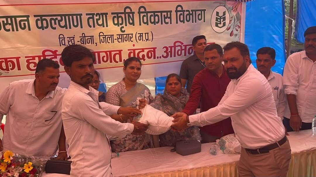 ➡️ बीना में किसानों को निःशुल्क मसूर बीज मिनी किट वितरित
➡️ दलहन उत्पादन को बढ़ावा देने और पर्यावरण संरक्षण के प्रति जागरूकता बढ़ाने की पहल
किसानों को दलहन उत्पादन के लिए प्रोत्साहित करने एवं पर्यावरण संरक्षण के प्रति जागरूकता बढ़ाने के उद्देश्य से कृषि विभाग, बीना के प्रांगण में किसानों को निःशुल्क मसूर बीज मिनी किट का वितरण किया गया। कार्यक्रम में क्षेत्र के विभिन्न गांवों से बड़ी संख्या में किसान बीज मिनी किट प्राप्त करने पहुंचे।
कार्यक्रम की मुख्य अतिथि क्षेत्रीय विधायक श्रीमती निर्मला सप्रे रहीं। विशिष्ट अतिथि के रूप में जनपद अध्यक्ष श्रीमती उषा राय उपस्थित रहीं, जबकि जनपद उपाध्यक्ष श्री अमर प्रताप सिंह विशेष आमंत्रित सदस्य के रूप में शामिल हुए। कार्यक्रम में पूर्व सरपंच श्री रतन यादव, नौगांव सरपंच श्री विकास पुरोहित, करौंदा के जनपद सदस्य श्री प्रकाश यादव, कृषि समिति अध्यक्ष श्रीमती संगीता लक्ष्मण सिंह ठाकुर (महादेवखेड़ी), किसान संगठन से जुड़े श्री सीताराम ठाकुर, श्री प्रतिपाल ठाकुर, श्री राजा बाबू यादव तथा धाड़ के सरपंच डॉ. यादव सहित अन्य जनप्रतिनिधि उपस्थित रहे। जनप्रतिनिधियों की उपस्थिति में किसानों को निःशुल्क मसूर बीज मिनी किट वितरित की गईं।
कार्यक्रम में वरिष्ठ कृषि विकास अधिकारी श्री अवधेश राय ने डीएपी के विकल्पों की जानकारी दी। कृषि विस्तार अधिकारी श्री दीपेश मोगे, श्री अजहरुद्दीन, श्री अभिषेक कौशिक, श्री सचिन चतुर्वेदी, श्री प्रताप बघरी सहित कृषि विभाग के अन्य अधिकारी एवं कर्मचारी उपस्थित रहे। कृषि विभाग की यह पहल किसानों को दलहन उत्पादन के लिए प्रोत्साहित करने, उर्वरकों के संतुलित उपयोग को बढ़ावा देने तथा नरवाई एवं पराली जलाने की प्रवृत्ति पर रोक लगाने की दिशा में महत्वपूर्ण है। इससे मिट्टी की उर्वरता बनाए रखने और पर्यावरण संरक्षण के प्रति किसानों में जागरूकता बढ़ाने में मदद मिलेगी।
#jansamparkMP #sagar