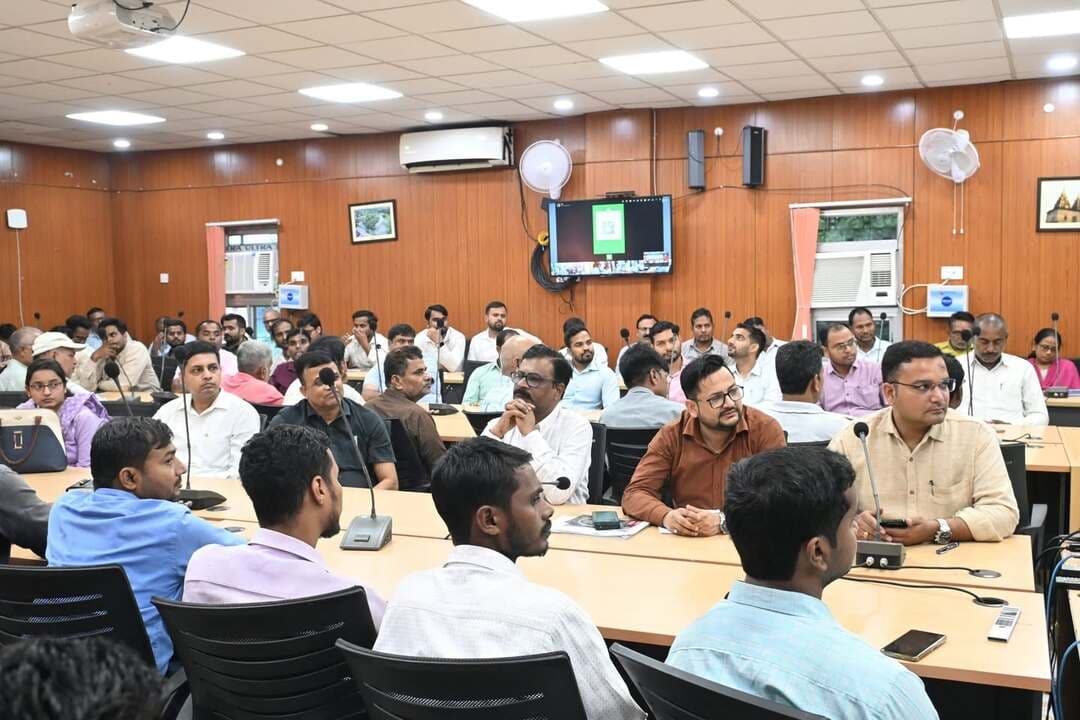 🙏 दुर्गापूजा को लेकर प्रशासन अलर्ट
जिला पदाधिकारी श्री समीर सौरभ के निर्देशानुसार दुर्गापूजा में शांति एवं विधि-व्यवस्था बनाए रखने हेतु प्रतिनियुक्त दंडाधिकारियों एवं पुलिस पदाधिकारियों की संयुक्त ब्रीफिंग आयोजित की गई।
अधिकारियों को पूजा पंडालों, प्रमुख चौक-चौराहों एवं संवेदनशील स्थलों पर सतर्क निगरानी, भीड़ प्रबंधन, सुगम यातायात तथा महिला एवं बच्चों की सुरक्षा सुनिश्चित करने का निर्देश दिया गया। अफवाहों एवं भ्रामक सोशल मीडिया संदेशों पर भी विशेष नजर रखने को कहा गया।
प्रशासन ने आपसी समन्वय के साथ दुर्गापूजा को शांतिपूर्ण, सुरक्षित एवं सौहार्दपूर्ण वातावरण में संपन्न कराने का निर्देश दिया।
#DurgaPuja2026 #LawAndOrder #PublicSafety #SamratChoudhary #InformationAndPublicRelationsDepartment