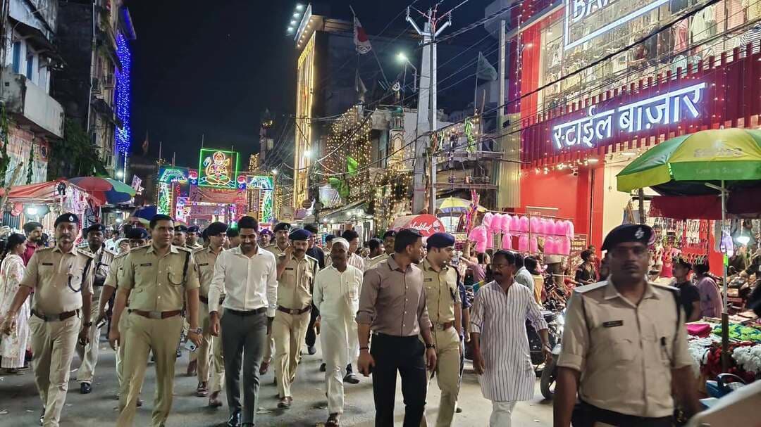 नवीन कुमार जिलाधिकारी किशनगंज एवं संतोष कुमार, पुलिस अधीक्षक, किशनगंज के द्वारा संयुक्त रुप से आगामी दुर्गा पूजा पर्व-2026 एवं बिहार विधान परिषद निर्वाचन को शांतिपूर्ण एवं सौहार्दपूर्ण वातावरण में सम्पन्न कराने हेतु तथा विधि-व्यवस्था, संधारण एवं आमजन में सुरक्षा की भावना बनाए रखने के उद्देश्य से शहरी क्षेत्र में तथा पुलिस अधीक्षक के आदेशानुसार किशनगंज पुलिस द्वारा विभिन्न संवेदनशील एवं महत्वपूर्ण क्षेत्रों में एरिया डोमिनेशन / फ्लैग मार्च अभियान चलाया जा रहा है।
> अनुमंडल पुलिस पदाधिकारी / पुलिस उपाधीक्षकों के नेतृत्व में सभी थानों में संवेदनशील क्षेत्रों में एरिया डोमिनेशन / फ्लैग मार्च किया जा रहा है।
> किशनगंज पुलिस द्वारा दुर्गा पूजा पर्व के दौरान शांति एवं विधि-व्यवस्था बनाए रखन हेतु पुलिस पदाधिकारी / कर्मी के द्वारा संबंधित क्षेत्रों में भ्रमण कर सुरक्षा व्यवस्था का जायजा लिया जा रहा हैं।
➤ थाना गश्ती के साथ-साथ बाईक पेट्रोलिंग द्वारा भी सत्त निगरानी रखी जा रही है।
> आपात स्थिति में त्वरित कार्रवाई के लिये अग्निशामक, बिजली संबंधी कार्यों, मेडिकल दल एम्बुलेंस के लिये संबंधित विभाग से समन्वय स्थापित कर सभी को अर्लट रखा गया है।