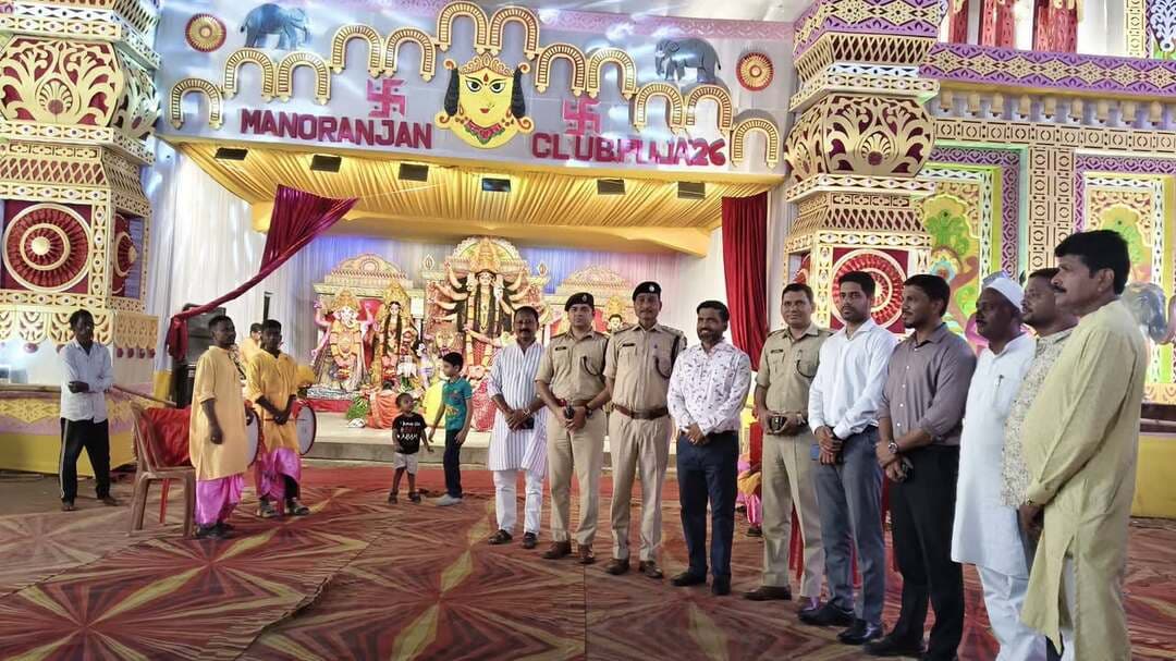 आगामी दुर्गा पूजा पर्व को शांतिपूर्ण एवं सौहार्दपूर्ण वातावरण में संपन्न कराने तथा जिले में विधि-व्यवस्था संधारण के उद्देश्य से जिलाधिकारी एवं पुलिस अधीक्षक, किशनगंज के द्वारा संयुक्त रूप से फ्लैग मार्च एवं एरिया डोमिनेशन अभियान चलाया गया।
इस दौरान अनुमंडल पदाधिकारी, अनुमंडल पुलिस पदाधिकारी-01 सहित अन्य पदाधिकारी एवं कर्मियों की उपस्थिति में किशनगंज थानांतर्गत डे मार्केट, गांधी चौक, चांदनी चौक एवं कॉल टैक्स चौक सहित शहर के प्रमुख एवं संवेदनशील क्षेत्रों में फ्लैग मार्च किया गया।
इस अभियान का मुख्य उद्देश्य शांति एवं विधि-व्यवस्था बनाए रखना, असामाजिक तत्वों पर प्रभावी नियंत्रण स्थापित करना तथा आम नागरिकों में सुरक्षा की भावना को और सुदृढ़ करना है। इस दौरान पुलिस पदाधिकारियों एवं बल द्वारा क्षेत्र में भ्रमण कर सुरक्षा व्यवस्था का जायजा लिया गया तथा आमजनों को सुरक्षित वातावरण का भरोसा दिलाया गया।
किशनगंज पुलिस — शांति, सुरक्षा एवं सेवा के प्रति सदैव प्रतिबद्ध।
#durgapujaspecial #NewsUpdate #BiharNews #newsfeed #durgapuja #Kishanganj