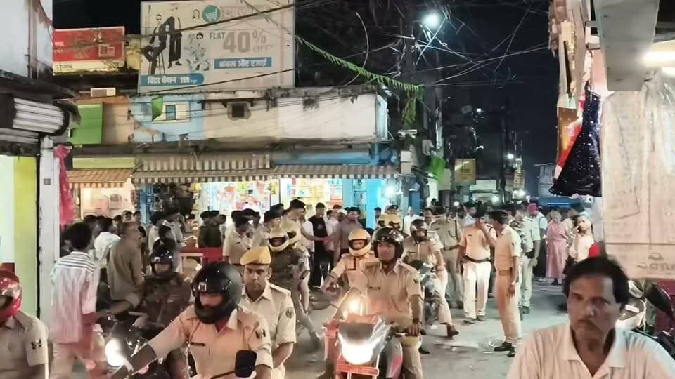 आगामी दुर्गा पूजा पर्व को शांतिपूर्ण एवं सौहार्दपूर्ण वातावरण में संपन्न कराने तथा जिले में विधि-व्यवस्था संधारण के उद्देश्य से जिलाधिकारी एवं पुलिस अधीक्षक, किशनगंज के द्वारा संयुक्त रूप से फ्लैग मार्च एवं एरिया डोमिनेशन अभियान चलाया गया।
इस दौरान अनुमंडल पदाधिकारी, अनुमंडल पुलिस पदाधिकारी-01 सहित अन्य पदाधिकारी एवं कर्मियों की उपस्थिति में किशनगंज थानांतर्गत डे मार्केट, गांधी चौक, चांदनी चौक एवं कॉल टैक्स चौक सहित शहर के प्रमुख एवं संवेदनशील क्षेत्रों में फ्लैग मार्च किया गया।
इस अभियान का मुख्य उद्देश्य शांति एवं विधि-व्यवस्था बनाए रखना, असामाजिक तत्वों पर प्रभावी नियंत्रण स्थापित करना तथा आम नागरिकों में सुरक्षा की भावना को और सुदृढ़ करना है। इस दौरान पुलिस पदाधिकारियों एवं बल द्वारा क्षेत्र में भ्रमण कर सुरक्षा व्यवस्था का जायजा लिया गया तथा आमजनों को सुरक्षित वातावरण का भरोसा दिलाया गया।