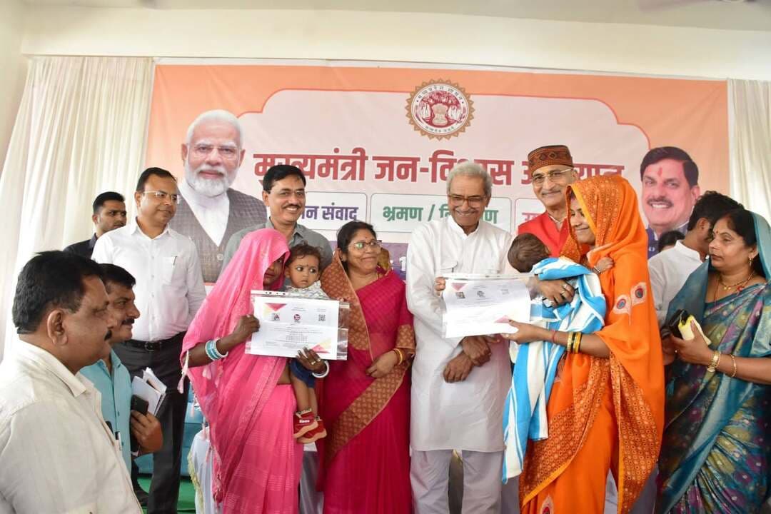 अजगरहा में आयोजित जन विश्वास शिविर में वृद्धावस्था पेंशन, कल्याणी पेंशन तथा नामांतरण हितलाभ का वितरण किया गया।
CM Madhya Pradesh Dr Mohan Yadav Jansampark Madhya Pradesh
#सेवा_संकल्प_अभियान #जन_विश्वास_शिविर #JanVishwasAbhiyan #Rewa #रीवा