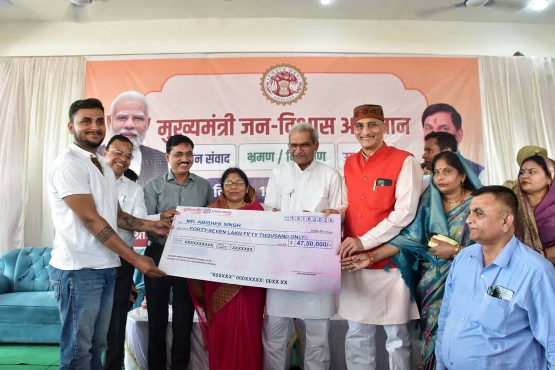 अजगरहा में आयोजित जन विश्वास शिविर में उद्यम क्रांति योजना से अभिषेक सिंह को स्टोन क्रेशर के लिए 47 लाख 50 हजार रुपए तथा सुखलाल को किराना व्यवसाय के लिए 9 लाख 90 हजार रुपए का ऋण वितरित किया गया। विनय तिवारी को 5 लाख 50 हजार रुपए ऋण मंजूर करते हुए ट्रैक्टर की चाभी प्रदान की गई।
CM Madhya Pradesh Dr Mohan Yadav Jansampark Madhya Pradesh
#सेवा_संकल्प_अभियान #जन_विश्वास_शिविर #JanVishwasAbhiyan #Rewa #रीवा