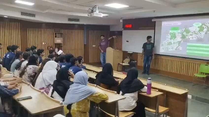 नूंह-मेवात के NEET एवं IIT-JEE के विद्यार्थियों के लिए IIT दिल्ली का भ्रमण एक ऐसा यादगार अनुभव रहा, जिसने उनके सोचने का नज़रिया बदला, आत्मविश्वास बढ़ाया और भविष्य के प्रति नई उम्मीद जगाई। ❤️📚
🎓 विद्यार्थियों के शब्दों में, यह विज़िट उनके लिए सिर्फ़ एक संस्थान को देखने का अवसर नहीं, बल्कि अपने सपनों को करीब से महसूस करने का अनुभव था। IIT दिल्ली के शैक्षणिक माहौल को देखकर उन्हें एहसास हुआ कि मेहनत, लगन और सही दिशा में किए गए प्रयासों से वे भी अपने बड़े लक्ष्यों को हासिल कर सकते हैं।
✨ इस अनुभव ने विद्यार्थियों को अपने करियर के नए अवसरों के बारे में सोचने, NEET और IIT-JEE की तैयारी के प्रति अधिक गंभीर होने और अपने लक्ष्य निर्धारित कर उन्हें पाने के लिए पूरी निष्ठा से मेहनत करने की प्रेरणा दी।
💬 इन विद्यार्थियों के अनुभवों में एक नई उम्मीद साफ़ झलकती है—अब उनके सपने केवल कल्पना नहीं, बल्कि मेहनत से पूरे किए जा सकने वाले लक्ष्य बन रहे हैं। IIT दिल्ली की यह यात्रा उनके लिए आत्मविश्वास, प्रेरणा और नई संभावनाओं की यादगार शुरुआत बन गई है।
🙏 विद्यार्थियों ने मेवात विकास प्राधिकरण (MDA) का हृदय से आभार व्यक्त किया और आशा जताई कि ऐसे प्रेरणादायक अवसर नूंह-मेवात के अन्य बच्चों को भी अपने भविष्य की दिशा तय करने, अपनी क्षमताओं को पहचानने और सही करियर चुनने में मदद करते रहेंगे।
🌱 जब बच्चों को बड़े सपनों को करीब से देखने का अवसर मिलता है, तो उनके भीतर उन सपनों को पूरा करने का विश्वास भी जन्म लेता है।
मेवात के इन होनहार विद्यार्थियों का बढ़ता आत्मविश्वास ही एक नए, शिक्षित और सशक्त मेवात की सबसे खूबसूरत तस्वीर है। 💚
सपने बड़े रखिए, मेहनत पर विश्वास रखिए और अपनी मंज़िल की ओर निरंतर बढ़ते रहिए! 🌈
#NuhMewat #MDA #IITDelhi #NEET #IITJEE #मेवात_के_होनहार #विद्यार्थियों_के_अनुभव #शिक्षा_से_सशक्तिकरण #बड़े_सपने_बड़ी_उड़ान #युवा_शक्ति #उज्ज्वल_भविष्य