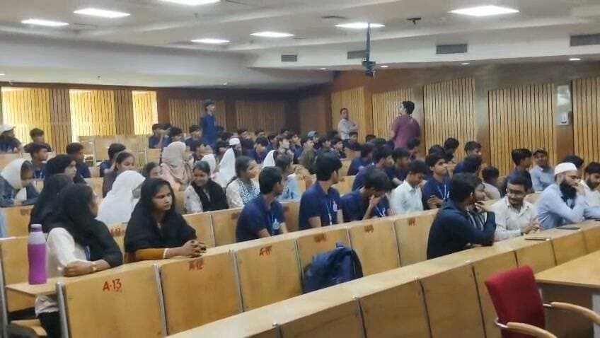 IIT दिल्ली का अनुभव, मेवात के सपनों को मिली नई उड़ान!
नूंह-मेवात के NEET एवं IIT-JEE के विद्यार्थियों के लिए IIT दिल्ली का भ्रमण एक ऐसा यादगार अनुभव रहा, जिसने उनके सोचने का नज़रिया बदला, आत्मविश्वास बढ़ाया और भविष्य के प्रति नई उम्मीद जगाई। ❤️📚
🎓 विद्यार्थियों के शब्दों में, यह विज़िट उनके लिए सिर्फ़ एक संस्थान को देखने का अवसर नहीं, बल्कि अपने सपनों को करीब से महसूस करने का अनुभव था। IIT दिल्ली के शैक्षणिक माहौल को देखकर उन्हें एहसास हुआ कि मेहनत, लगन और सही दिशा में किए गए प्रयासों से वे भी अपने बड़े लक्ष्यों को हासिल कर सकते हैं।
✨ इस अनुभव ने विद्यार्थियों को अपने करियर के नए अवसरों के बारे में सोचने, NEET और IIT-JEE की तैयारी के प्रति अधिक गंभीर होने और अपने लक्ष्य निर्धारित कर उन्हें पाने के लिए पूरी निष्ठा से मेहनत करने की प्रेरणा दी।
💬 इन विद्यार्थियों के अनुभवों में एक नई उम्मीद साफ़ झलकती है—अब उनके सपने केवल कल्पना नहीं, बल्कि मेहनत से पूरे किए जा सकने वाले लक्ष्य बन रहे हैं। IIT दिल्ली की यह यात्रा उनके लिए आत्मविश्वास, प्रेरणा और नई संभावनाओं की यादगार शुरुआत बन गई है।
🙏 विद्यार्थियों ने मेवात विकास प्राधिकरण (MDA) का हृदय से आभार व्यक्त किया और आशा जताई कि ऐसे प्रेरणादायक अवसर नूंह-मेवात के अन्य बच्चों को भी अपने भविष्य की दिशा तय करने, अपनी क्षमताओं को पहचानने और सही करियर चुनने में मदद करते रहेंगे।
🌱 जब बच्चों को बड़े सपनों को करीब से देखने का अवसर मिलता है, तो उनके भीतर उन सपनों को पूरा करने का विश्वास भी जन्म लेता है।
मेवात के इन होनहार विद्यार्थियों का बढ़ता आत्मविश्वास ही एक नए, शिक्षित और सशक्त मेवात की सबसे खूबसूरत तस्वीर है। 💚
सपने बड़े रखिए, मेहनत पर विश्वास रखिए और अपनी मंज़िल की ओर निरंतर बढ़ते रहिए! 🌈
#NuhMewat #MDA #IITDelhi #NEET #IITJEE #मेवात_के_होनहार #विद्यार्थियों_के_अनुभव #शिक्षा_से_सशक्तिकरण #बड़े_सपने_बड़ी_उड़ान #युवा_शक्ति #उज्ज्वल_भविष्य