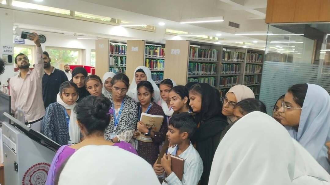 🌟 IIT दिल्ली का अनुभव, मेवात के सपनों को मिली नई उड़ान! 🚀
नूंह-मेवात के NEET एवं IIT-JEE के विद्यार्थियों के लिए IIT दिल्ली का भ्रमण एक ऐसा यादगार अनुभव रहा, जिसने उनके सोचने का नज़रिया बदला, आत्मविश्वास बढ़ाया और भविष्य के प्रति नई उम्मीद जगाई। ❤️📚
🎓 विद्यार्थियों के शब्दों में, यह विज़िट उनके लिए सिर्फ़ एक संस्थान को देखने का अवसर नहीं, बल्कि अपने सपनों को करीब से महसूस करने का अनुभव था। IIT दिल्ली के शैक्षणिक माहौल को देखकर उन्हें एहसास हुआ कि मेहनत, लगन और सही दिशा में किए गए प्रयासों से वे भी अपने बड़े लक्ष्यों को हासिल कर सकते हैं।
✨ इस अनुभव ने विद्यार्थियों को अपने करियर के नए अवसरों के बारे में सोचने, NEET और IIT-JEE की तैयारी के प्रति अधिक गंभीर होने और अपने लक्ष्य निर्धारित कर उन्हें पाने के लिए पूरी निष्ठा से मेहनत करने की प्रेरणा दी।
💬 इन विद्यार्थियों के अनुभवों में एक नई उम्मीद साफ़ झलकती है—अब उनके सपने केवल कल्पना नहीं, बल्कि मेहनत से पूरे किए जा सकने वाले लक्ष्य बन रहे हैं। IIT दिल्ली की यह यात्रा उनके लिए आत्मविश्वास, प्रेरणा और नई संभावनाओं की यादगार शुरुआत बन गई है।
🙏 विद्यार्थियों ने मेवात विकास प्राधिकरण (MDA) का हृदय से आभार व्यक्त किया और आशा जताई कि ऐसे प्रेरणादायक अवसर नूंह-मेवात के अन्य बच्चों को भी अपने भविष्य की दिशा तय करने, अपनी क्षमताओं को पहचानने और सही करियर चुनने में मदद करते रहेंगे।
🌱 जब बच्चों को बड़े सपनों को करीब से देखने का अवसर मिलता है, तो उनके भीतर उन सपनों को पूरा करने का विश्वास भी जन्म लेता है।
मेवात के इन होनहार विद्यार्थियों का बढ़ता आत्मविश्वास ही एक नए, शिक्षित और सशक्त मेवात की सबसे खूबसूरत तस्वीर है। 💚
सपने बड़े रखिए, मेहनत पर विश्वास रखिए और अपनी मंज़िल की ओर निरंतर बढ़ते रहिए! 🌈
#NuhMewat #MDA #IITDelhi #NEET #IITJEE #मेवात_के_होनहार #विद्यार्थियों_के_अनुभव #शिक्षा_से_सशक्तिकरण #बड़े_सपने_बड़ी_उड़ान #युवा_शक्ति #उज्ज्वल_भविष्य