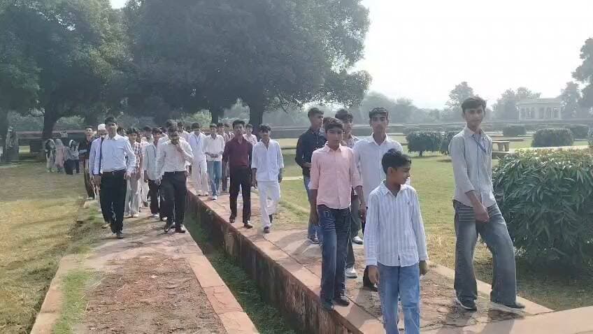 नूंह-मेवात के NEET एवं IIT-JEE के विद्यार्थियों के लिए IIT दिल्ली का भ्रमण एक ऐसा यादगार अनुभव रहा, जिसने उनके सोचने का नज़रिया बदला, आत्मविश्वास बढ़ाया और भविष्य के प्रति नई उम्मीद जगाई। ❤️📚
🎓 विद्यार्थियों के शब्दों में, यह विज़िट उनके लिए सिर्फ़ एक संस्थान को देखने का अवसर नहीं, बल्कि अपने सपनों को करीब से महसूस करने का अनुभव था। IIT दिल्ली के शैक्षणिक माहौल को देखकर उन्हें एहसास हुआ कि मेहनत, लगन और सही दिशा में किए गए प्रयासों से वे भी अपने बड़े लक्ष्यों को हासिल कर सकते हैं।
✨ इस अनुभव ने विद्यार्थियों को अपने करियर के नए अवसरों के बारे में सोचने, NEET और IIT-JEE की तैयारी के प्रति अधिक गंभीर होने और अपने लक्ष्य निर्धारित कर उन्हें पाने के लिए पूरी निष्ठा से मेहनत करने की प्रेरणा दी।
💬 इन विद्यार्थियों के अनुभवों में एक नई उम्मीद साफ़ झलकती है—अब उनके सपने केवल कल्पना नहीं, बल्कि मेहनत से पूरे किए जा सकने वाले लक्ष्य बन रहे हैं। IIT दिल्ली की यह यात्रा उनके लिए आत्मविश्वास, प्रेरणा और नई संभावनाओं की यादगार शुरुआत बन गई है।
🙏 विद्यार्थियों ने मेवात विकास प्राधिकरण (MDA) का हृदय से आभार व्यक्त किया और आशा जताई कि ऐसे प्रेरणादायक अवसर नूंह-मेवात के अन्य बच्चों को भी अपने भविष्य की दिशा तय करने, अपनी क्षमताओं को पहचानने और सही करियर चुनने में मदद करते रहेंगे।
🌱 जब बच्चों को बड़े सपनों को करीब से देखने का अवसर मिलता है, तो उनके भीतर उन सपनों को पूरा करने का विश्वास भी जन्म लेता है।
मेवात के इन होनहार विद्यार्थियों का बढ़ता आत्मविश्वास ही एक नए, शिक्षित और सशक्त मेवात की सबसे खूबसूरत तस्वीर है। 💚
सपने बड़े रखिए, मेहनत पर विश्वास रखिए और अपनी मंज़िल की ओर निरंतर बढ़ते रहिए! 🌈
#NuhMewat #MDA #IITDelhi #NEET #IITJEE #मेवात_के_होनहार #विद्यार्थियों_के_अनुभव #शिक्षा_से_सशक्तिकरण #बड़े_सपने_बड़ी_उड़ान #युवा_शक्ति #उज्ज्वल_भविष्य
