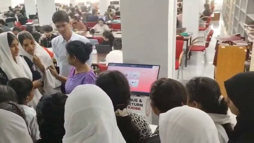 🌟 IIT दिल्ली का अनुभव, मेवात के सपनों को मिली नई उड़ान! 🚀
नूंह-मेवात के NEET एवं IIT-JEE के विद्यार्थियों के लिए IIT दिल्ली का भ्रमण एक ऐसा यादगार अनुभव रहा, जिसने उनके सोचने का नज़रिया बदला, आत्मविश्वास बढ़ाया और भविष्य के प्रति नई उम्मीद जगाई। ❤️📚
🎓 विद्यार्थियों के शब्दों में, यह विज़िट उनके लिए सिर्फ़ एक संस्थान को देखने का अवसर नहीं, बल्कि अपने सपनों को करीब से महसूस करने का अनुभव था। IIT दिल्ली के शैक्षणिक माहौल को देखकर उन्हें एहसास हुआ कि मेहनत, लगन और सही दिशा में किए गए प्रयासों से वे भी अपने बड़े लक्ष्यों को हासिल कर सकते हैं।
✨ इस अनुभव ने विद्यार्थियों को अपने करियर के नए अवसरों के बारे में सोचने, NEET और IIT-JEE की तैयारी के प्रति अधिक गंभीर होने और अपने लक्ष्य निर्धारित कर उन्हें पाने के लिए पूरी निष्ठा से मेहनत करने की प्रेरणा दी।
💬 इन विद्यार्थियों के अनुभवों में एक नई उम्मीद साफ़ झलकती है—अब उनके सपने केवल कल्पना नहीं, बल्कि मेहनत से पूरे किए जा सकने वाले लक्ष्य बन रहे हैं। IIT दिल्ली की यह यात्रा उनके लिए आत्मविश्वास, प्रेरणा और नई संभावनाओं की यादगार शुरुआत बन गई है।
🙏 विद्यार्थियों ने मेवात विकास प्राधिकरण (MDA) का हृदय से आभार व्यक्त किया और आशा जताई कि ऐसे प्रेरणादायक अवसर नूंह-मेवात के अन्य बच्चों को भी अपने भविष्य की दिशा तय करने, अपनी क्षमताओं को पहचानने और सही करियर चुनने में मदद करते रहेंगे।
🌱 जब बच्चों को बड़े सपनों को करीब से देखने का अवसर मिलता है, तो उनके भीतर उन सपनों को पूरा करने का विश्वास भी जन्म लेता है।
मेवात के इन होनहार विद्यार्थियों का बढ़ता आत्मविश्वास ही एक नए, शिक्षित और सशक्त मेवात की सबसे खूबसूरत तस्वीर है। 💚
सपने बड़े रखिए, मेहनत पर विश्वास रखिए और अपनी मंज़िल की ओर निरंतर बढ़ते रहिए! 🌈
#NuhMewat #MDA #IITDelhi #NEET #IITJEE #मेवात_के_होनहार #विद्यार्थियों_के_अनुभव #शिक्षा_से_सशक्तिकरण #बड़े_सपने_बड़ी_उड़ान #युवा_शक्ति #उज्ज्वल_भविष्य