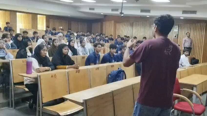 🌟 IIT दिल्ली का अनुभव, मेवात के सपनों को मिली नई उड़ान! 🚀
नूंह-मेवात के NEET एवं IIT-JEE के विद्यार्थियों के लिए IIT दिल्ली का भ्रमण एक ऐसा यादगार अनुभव रहा, जिसने उनके सोचने का नज़रिया बदला, आत्मविश्वास बढ़ाया और भविष्य के प्रति नई उम्मीद जगाई। ❤️📚
🎓 विद्यार्थियों के शब्दों में, यह विज़िट उनके लिए सिर्फ़ एक संस्थान को देखने का अवसर नहीं, बल्कि अपने सपनों को करीब से महसूस करने का अनुभव था। IIT दिल्ली के शैक्षणिक माहौल को देखकर उन्हें एहसास हुआ कि मेहनत, लगन और सही दिशा में किए गए प्रयासों से वे भी अपने बड़े लक्ष्यों को हासिल कर सकते हैं।
✨ इस अनुभव ने विद्यार्थियों को अपने करियर के नए अवसरों के बारे में सोचने, NEET और IIT-JEE की तैयारी के प्रति अधिक गंभीर होने और अपने लक्ष्य निर्धारित कर उन्हें पाने के लिए पूरी निष्ठा से मेहनत करने की प्रेरणा दी।
💬 इन विद्यार्थियों के अनुभवों में एक नई उम्मीद साफ़ झलकती है—अब उनके सपने केवल कल्पना नहीं, बल्कि मेहनत से पूरे किए जा सकने वाले लक्ष्य बन रहे हैं। IIT दिल्ली की यह यात्रा उनके लिए आत्मविश्वास, प्रेरणा और नई संभावनाओं की यादगार शुरुआत बन गई है।
🙏 विद्यार्थियों ने मेवात विकास प्राधिकरण (MDA) का हृदय से आभार व्यक्त किया और आशा जताई कि ऐसे प्रेरणादायक अवसर नूंह-मेवात के अन्य बच्चों को भी अपने भविष्य की दिशा तय करने, अपनी क्षमताओं को पहचानने और सही करियर चुनने में मदद करते रहेंगे।
🌱 जब बच्चों को बड़े सपनों को करीब से देखने का अवसर मिलता है, तो उनके भीतर उन सपनों को पूरा करने का विश्वास भी जन्म लेता है।
मेवात के इन होनहार विद्यार्थियों का बढ़ता आत्मविश्वास ही एक नए, शिक्षित और सशक्त मेवात की सबसे खूबसूरत तस्वीर है। 💚
सपने बड़े रखिए, मेहनत पर विश्वास रखिए और अपनी मंज़िल की ओर निरंतर बढ़ते रहिए! 🌈
#NuhMewat #MDA #IITDelhi #NEET #IITJEE #मेवात_के_होनहार #विद्यार्थियों_के_अनुभव #शिक्षा_से_सशक्तिकरण #बड़े_सपने_बड़ी_उड़ान #युवा_शक्ति #उज्ज्वल_भविष्य
