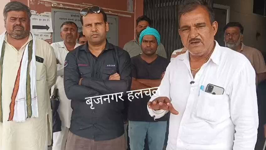 #पार्षद_की_मांग___
#धरने_की_चेतावनी___
#बृजनगर_____
__नगरपालिका पार्षद कैलाश चंद मिश्रा की गोशाला खोलने की मांग
__गोरक्षा दल का समर्थन कर निराश्रित गोवंश के लिय स्थाई गोशाला खुले
__रात्रि में पार्षद के निरीक्षण दौरान सड़कों पर कई गोवंश बैठे मिले
__सड़क दुर्घनाओं से भी आए दिन हो रहे है हादसे
__समाधान नहीं होने ओर नगरपालिका कार्यालय बाहर धरने देने की बात कही
__नगरपालिका की पहली बोर्ड मीटिंग में गोशाला खोलने का उठाया जाएगा मुद्दा।