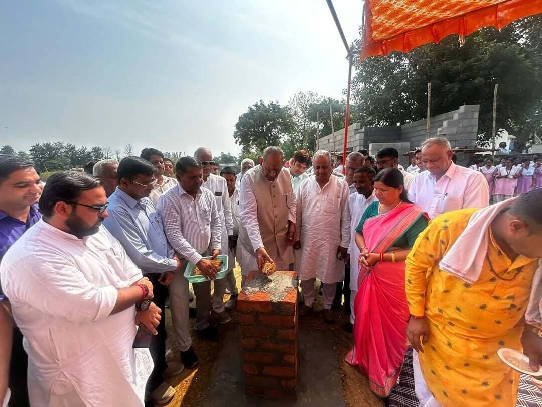 -सफीदों क्षेत्र के लोगों को मिली सौगात, 4 एकड़ में बनेगा राजकीय नर्सिंग महाविद्यालय--सरकार महिलाओं की शिक्षा, कौशल विकास और आत्मनिर्भरता को बढ़ावा देने के लिए लगातार प्रयासरतः विधायक रामकुमार गौतम
- कॉलेज के निर्माण पर खर्च होंगे लगभग 43.5 करोड़ रुपये, विधायक रामकुमार गौतम ने भूमि पूजन कर किया शिलान्यास
- विधायक ने अधिकारियों को निर्माण कार्य में गुणवत्ता और समयबद्धता सुनिश्चित करने के दिए निर्देश
सफीदों, 16 अक्तूबर विधायक रामकुमार गौतम ने कहा कि केंद्र और राज्य सरकार महिलाओं की शिक्षा, कौशल विकास और आत्मनिर्भरता को बढ़ावा देने के लिए लगातार प्रयास कर रही हैं। इसी दिशा में सफीदों शहर में राजकीय नर्सिंग महाविद्यालय का निर्माण क्षेत्र के लिए एक महत्वपूर्ण शौगात है। इस महाविद्यालय के शुरू होने से सफीदों क्षेत्र की बेटियों और महिलाओं को नर्सिंग की पढ़ाई करने के लिए दूसरे शहरों में नहीं जाना पड़ेगा, बल्कि उन्हें अपने क्षेत्र में ही बेहतर शैक्षणिक सुविधाएं उपलब्ध हो सकेंगी। इस अवसर पर पूर्व विधायक कलीमराम पटवारी,चेयरमैन चन्द्र सैनी,रोहतास शर्मा, विनोद कौशल, सक्षम भटिया,एस.ई नरेश गोस्वामी,एक्सईएन इंद्रपाल,एसडीई सुरेन्द्र पाल,सुधीर कुण्डू,प्रधानाचार्य सकुंतला,डाॅ बलबीर,गरीमा,रीना व अन्य सम्बधित अधिकारी तथा कालेज की छात्राएं मौजूद रहे।
विधायक रामकुमार गौतम ने शुक्रवार को सफीदों में बनने वाले राजकीय नर्सिंग महाविद्यालय का भूमि पूजन कर विधिवत शिलान्यास किया। लगभग 4 एकड़ भूमि पर बनने वाले इस महाविद्यालय के निर्माण पर करीब 43.5 करोड़ रुपये की धन राशि खर्च की जाएगी। इस परियोजना से क्षेत्र में उच्च एवं व्यावसायिक शिक्षा के अवसर बढ़ने के साथ-साथ स्वास्थ्य सेवाओं के लिए प्रशिक्षित नर्सिंग कर्मियों की उपलब्धता को भी प्रोत्साहन मिलेगा। उन्होंने कहा कि नर्सिंग शिक्षा आज स्वास्थ्य सेवाओं का एक महत्वपूर्ण हिस्सा है। अस्पतालों और अन्य स्वास्थ्य संस्थानों में प्रशिक्षित नर्सिंग स्टाफ की अहम भूमिका होती है। ऐसे में सफीदों में राजकीय नर्सिंग महाविद्यालय स्थापित होने से स्थानीय विद्यार्थियों को नर्सिंग के क्षेत्र में अपना भविष्य बनाने का अवसर मिलेगा। इससे विशेष रूप से उन परिवारों को लाभ होगा, जिनकी बेटियां दूरी और आर्थिक कारणों से दूसरे शहरों में जाकर शिक्षा प्राप्त नहीं कर पातीं।
उन्होंने कहा कि किसी भी क्षेत्र के विकास में शिक्षा की महत्वपूर्ण भूमिका होती है। आधुनिक सुविधाओं से युक्त शिक्षण संस्थान युवाओं को बेहतर अवसर उपलब्ध कराने के साथ-साथ क्षेत्र की प्रगति में भी योगदान देते हैं। नर्सिंग महाविद्यालय बनने से सफीदों और आसपास के ग्रामीण क्षेत्रों के विद्यार्थियों को व्यावसायिक शिक्षा प्राप्त करने के लिए एक नया विकल्प मिलेगा। इससे क्षेत्र में शिक्षा के बुनियादी ढांचे को मजबूती मिलेगी। विधायक ने निर्माण कार्य से जुड़े हरियाणा पुलिस हाउसिंग काॅर्पोरेशन के अधिकारियों को निर्देश दिए कि महाविद्यालय के निर्माण में निर्धारित मानकों का पूरी तरह पालन किया जाए। निर्माण सामग्री की गुणवत्ता पर विशेष ध्यान रखा जाए और कार्य की नियमित निगरानी सुनिश्चित की जाए। उन्होंने कहा कि भवन का निर्माण मजबूत, सुरक्षित और गुणवत्तापूर्ण होना चाहिए, ताकि विद्यार्थियों को भविष्य में बेहतर शैक्षणिक वातावरण मिल सके। निर्माण कार्य में किसी भी प्रकार की लापरवाही नहीं होनी चाहिए और निर्धारित प्रक्रिया के अनुसार कार्य को आगे बढ़ाया जाए। उन्होंने कहा कि सरकार की योजनाओं और विकास परियोजनाओं का वास्तविक लाभ तभी मिलता है, जब उनका क्रियान्वयन प्रभावी ढंग से किया जाए। इसलिए संबंधित अधिकारी आपसी समन्वय के साथ निर्माण कार्य को आगे बढ़ाएं और गुणवत्ता के साथ समयबद्ध तरीके से परियोजना को पूरा करने का प्रयास करें।
बाॅक्सः विधायक ने किया अनाज मंडियों का दौरा लिया फसल खरीद प्रक्रिया का जायजा
विधायक रामकुमार गौतम ने इस दौरान पिल्लूखेड़ा व सफीदों की अनाज मंडियों मंे पंहुचकर किसानों व आढतियों की समस्याएं सुनी उन्होंने अधिकारियों को कहा कि किसान बहुत मेहनत से फसल को उगाकर मंडियों में बिक्री के लिए लेकर आता है। लिहाजा उनकी फसल का एक-एक दाना खरीदा जाए। किसी भी किसान की अगर कोई समस्या है तो उसका तुरंत निदान किया जाए। उन्होंने अधिकारियों से स्पष्ट कहा कि किसान को अपनी फसल बेचने में कोई दिक्कत नही आनी चाहिए। सम्बंधित खरीद एजेंसी जिम्मेवारी के साथ कार्य करें। उन्होंने अधिकारियों को कहा कि फसल खरीद के साथ-साथ उठान का कार्य भी सुचारू रूप से चलता रहना चाहिए।
बाॅक्सः विधायक ने नागरिकों की सुनी समस्याएं
इस दौरान विधायक रामकुमार गौतम ने लोक निर्माण विश्राम गृह मेें लोगों की सिलसिलेवार समस्याएं सुनी और उनके समाधान के लिए मौके पर उपस्थित सभी संबधित अधिकारियों को निवारण के निर्देश दिये। सफीदों शहर के स्थानीय नागरिकोें द्वारा बिजली के पोलों पर लाईट लगाने की व्यवस्था को लेकर रखी गई समस्या का निदाान करते हुए निकाय कर्मियों को निर्देश दिये कि शहर में सभी जगह जरूरत के अनुसार लाईट लगवाई जाएं। इसके अलावा शहर के एम जी रोड़ पर नालों की सफाई भी करवाना सुनिश्चित करें। उन्होंने इसी प्रकार सरला काॅलेज के पास बस्ती में भी लाईट व साफ-सफाई के निर्देश दिये। इस दौरान एसडीएम सफीदों पुलकित मल्होत्रा तथा विभिन्न विभागों के अधिकारी व कर्मचारी विशेष रूप मौजूद रहे।
....................................
- आगजनी की घटनाओं से बचाव के लिए सतर्कता और जागरूकता बेहद जरूरी: एसडीएम पुलकित मल्होत्रा
-सेवा संकल्प अभियान के तहत लघुक सचिवालय सफीदों में फायर सेफ्टी जागरूकता कार्यक्रम एवं मॉक ड्रिल आयोजित
सफीदों, 16 अक्टूबर सेवा संकल्प अभियान के तहत वीरवार को सफीदों के लघु सचिवालय में फायर सेफ्टी जागरूकता कार्यक्रम एवं मॉक ड्रिल का आयोजन किया गया। इस दौरान दमकल विभाग की टीम ने आमजन को आगजनी की घटनाओं से बचाव, आपातकालीन परिस्थितियों में सुरक्षित निकासी तथा आग लगने की स्थिति में तुरंत उठाए जाने वाले आवश्यक कदमों के बारे में विस्तार से जानकारी दी।
एसडीएम पुलकित मल्होत्रा ने कहा कि आगजनी की घटनाओं से जान-माल के नुकसान को कम करने के लिए लोगों का जागरूक और सतर्क होना बेहद जरूरी है। उन्होंने कहा कि छोटी-सी लापरवाही भी बड़ी दुर्घटना का कारण बन सकती है, इसलिए प्रत्येक व्यक्ति को फायर सेफ्टी के नियमों की जानकारी होनी चाहिए। समय रहते सही कदम उठाकर आग से होने वाले नुकसान को काफी हद तक कम किया जा सकता है।
उन्होंने कहा कि सेवा संकल्प अभियान का उद्देश्य आमजन को जनहित से जुड़ी गतिविधियों के प्रति जागरूक करना और समाज में सुरक्षा, सावधानी तथा जिम्मेदारी की भावना को मजबूत करना है। फायर सेफ्टी जागरूकता कार्यक्रम इसी दिशा में एक महत्वपूर्ण पहल है। उन्होंने संबंधित विभागों को निर्देश दिए कि इस प्रकार के जागरूकता कार्यक्रमों के माध्यम से अधिक से अधिक लोगों को सुरक्षा उपायों की जानकारी दी जाए। एसडीएम ने आमजन से अपील की कि वे आग से बचाव के नियमों का पालन करें और अपने आसपास के लोगों को भी इसके प्रति जागरूक करें। उन्होंने कहा कि नियमित मॉक ड्रिल, सुरक्षा उपकरणों की उचित व्यवस्था और आपातकालीन स्थिति में त्वरित कार्रवाई से दुर्घटनाओं के जोखिम को कम किया जा सकता है। प्रशासन का प्रयास है कि सेवा संकल्प अभियान के तहत जनसुरक्षा से जुड़ी गतिविधियों को बढ़ावा देकर लोगों को जागरूक और सुरक्षित बनाया जाए।
मॉक ड्रिल के दौरान दमकल विभाग के कर्मचारियों ने आग लगने की स्थिति में घबराने के बजाय संयम और सूझबूझ से काम लेने, सुरक्षित स्थान पर पहुंचने तथा जरूरत पड़ने पर दमकल विभाग को तुरंत सूचना देने के बारे में बताया। इसके साथ ही फायर एक्सटिंग्विशर यानी अग्निशामक यंत्र के सही इस्तेमाल का व्यावहारिक प्रशिक्षण भी दिया गया। कर्मचारियों ने समझाया कि आग की शुरुआती अवस्था में अग्निशामक यंत्र का सही तरीके से उपयोग करके आग को फैलने से रोकने में मदद मिल सकती है। इस दौरान लोगों को बताया गया कि अग्निशामक यंत्र का उपयोग करते समय सुरक्षित दूरी बनाए रखना और हवा की दिशा का ध्यान रखना आवश्यक है। साथ ही, घरों, दुकानों, कार्यालयों, प्रतिष्ठानों और सार्वजनिक स्थलों पर फायर सेफ्टी उपकरणों की उपलब्धता सुनिश्चित करने तथा उनका नियमित रखरखाव करने की जरूरत के बारे में भी बताया गया।